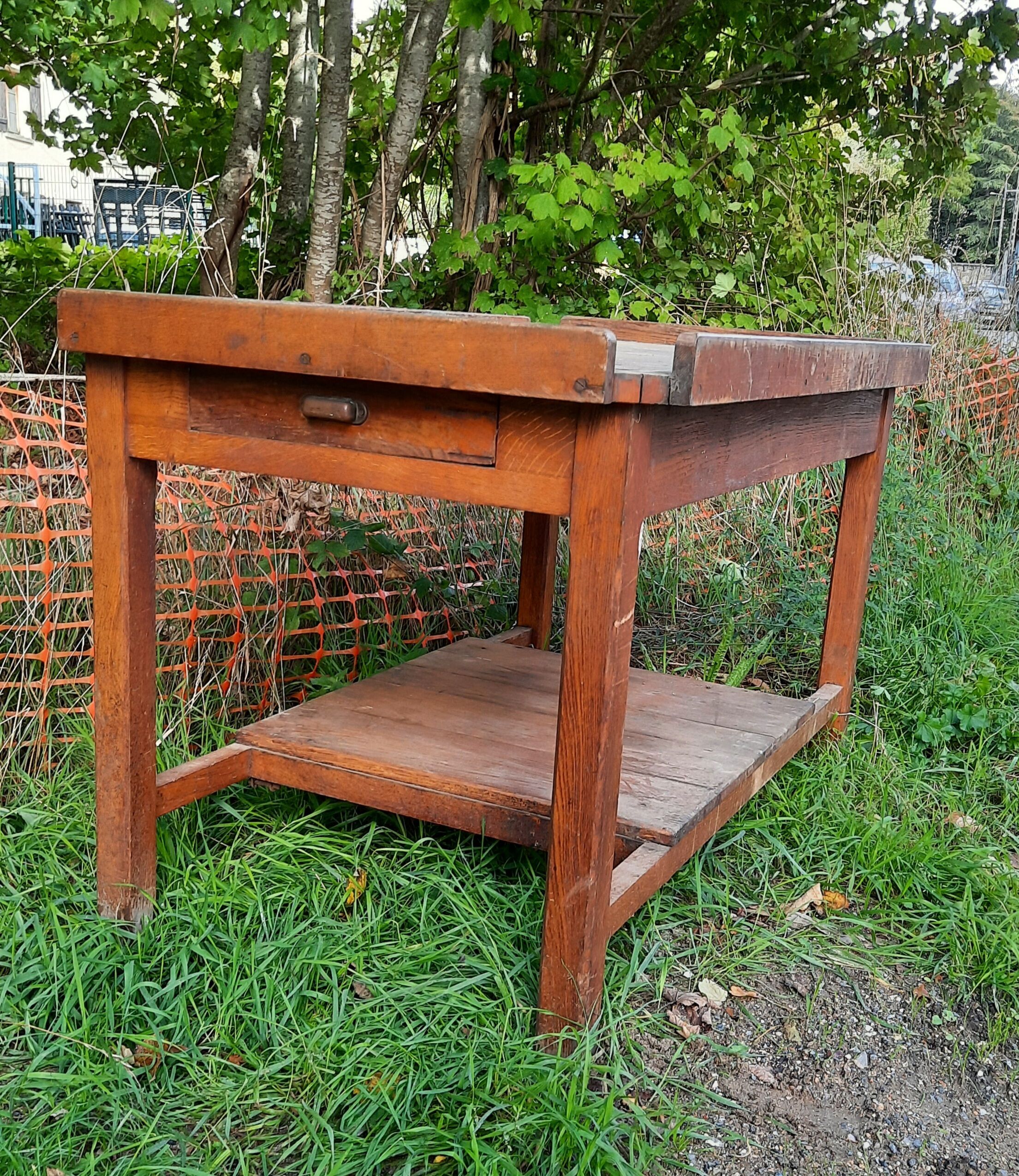 Trade table in chene