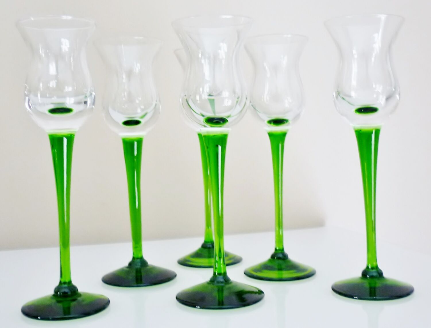 Service à liqueurs, verre soufflé, signé Portieux, 1 carafe & 6 verres sur pieds
