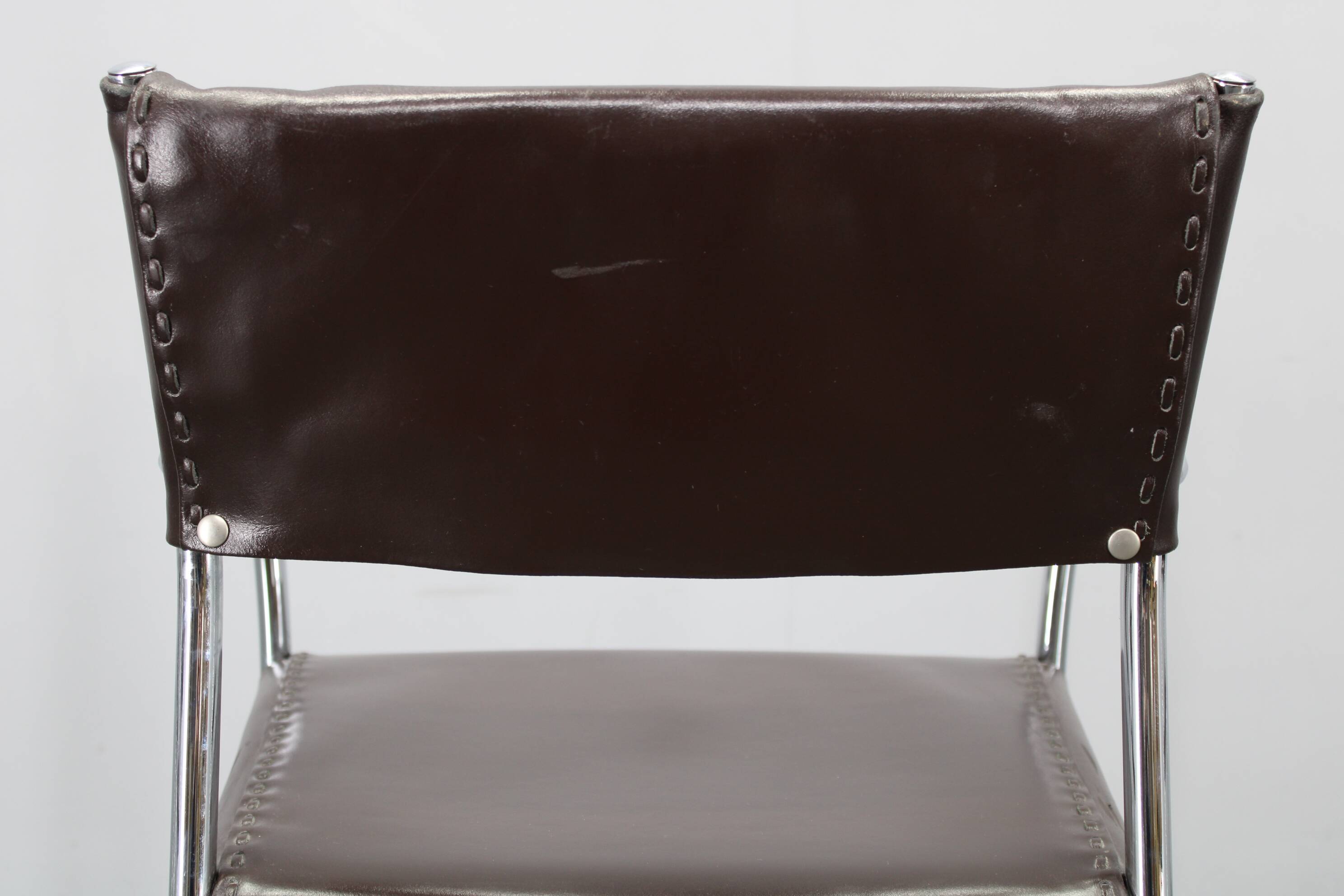 Ensemble de six fauteuils en cuir italien et chrome par Arper.