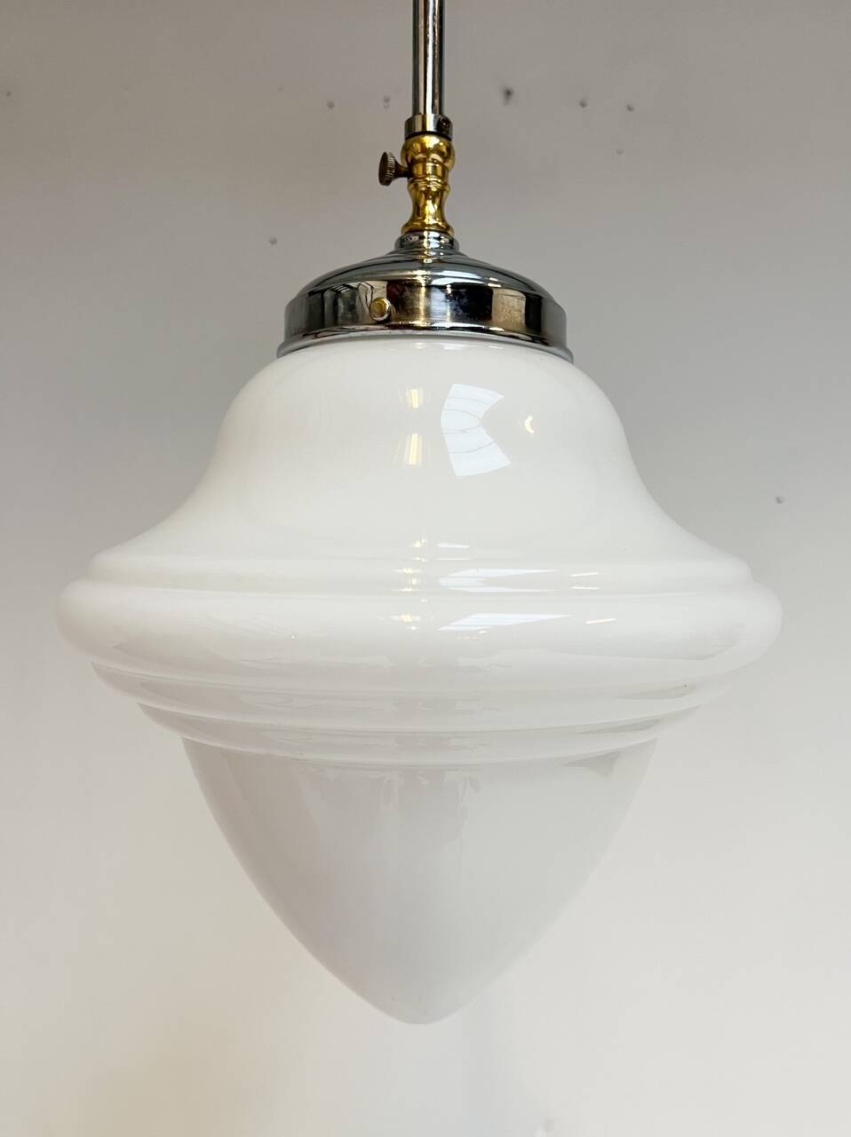 Suspension Art Déco en verre opalin, années 1960