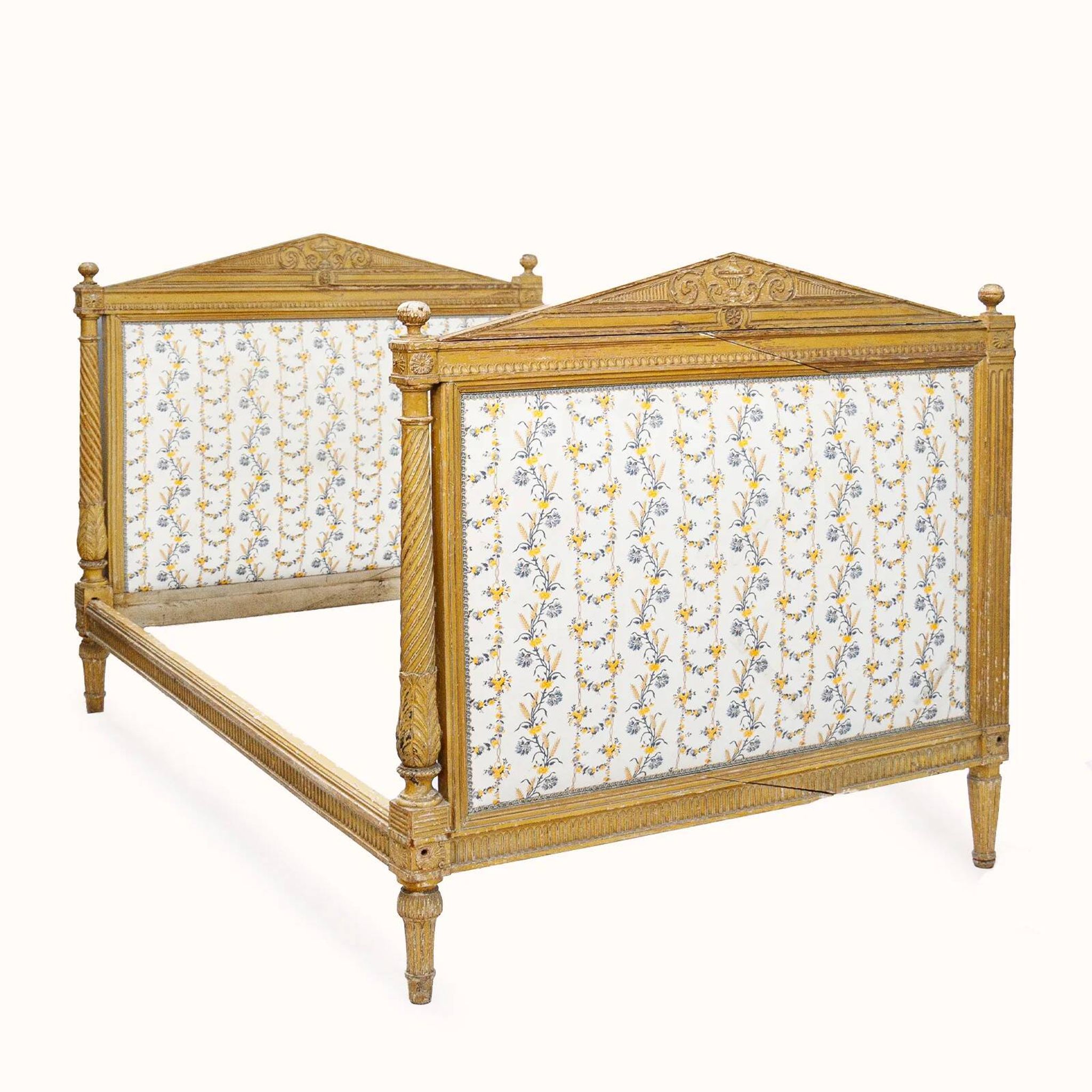 Sculpted and painted day bed frame in the Louis XVI style from the 19th century.
