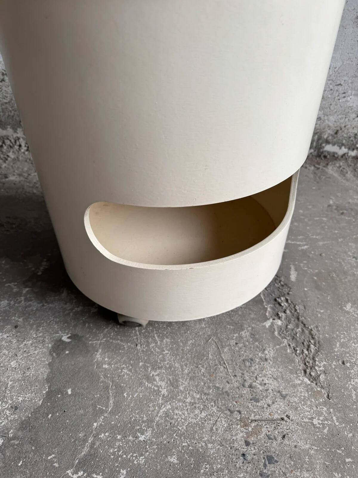 Kartell cream plastic side table with removable compartmented top and storage, 1970s Italian design