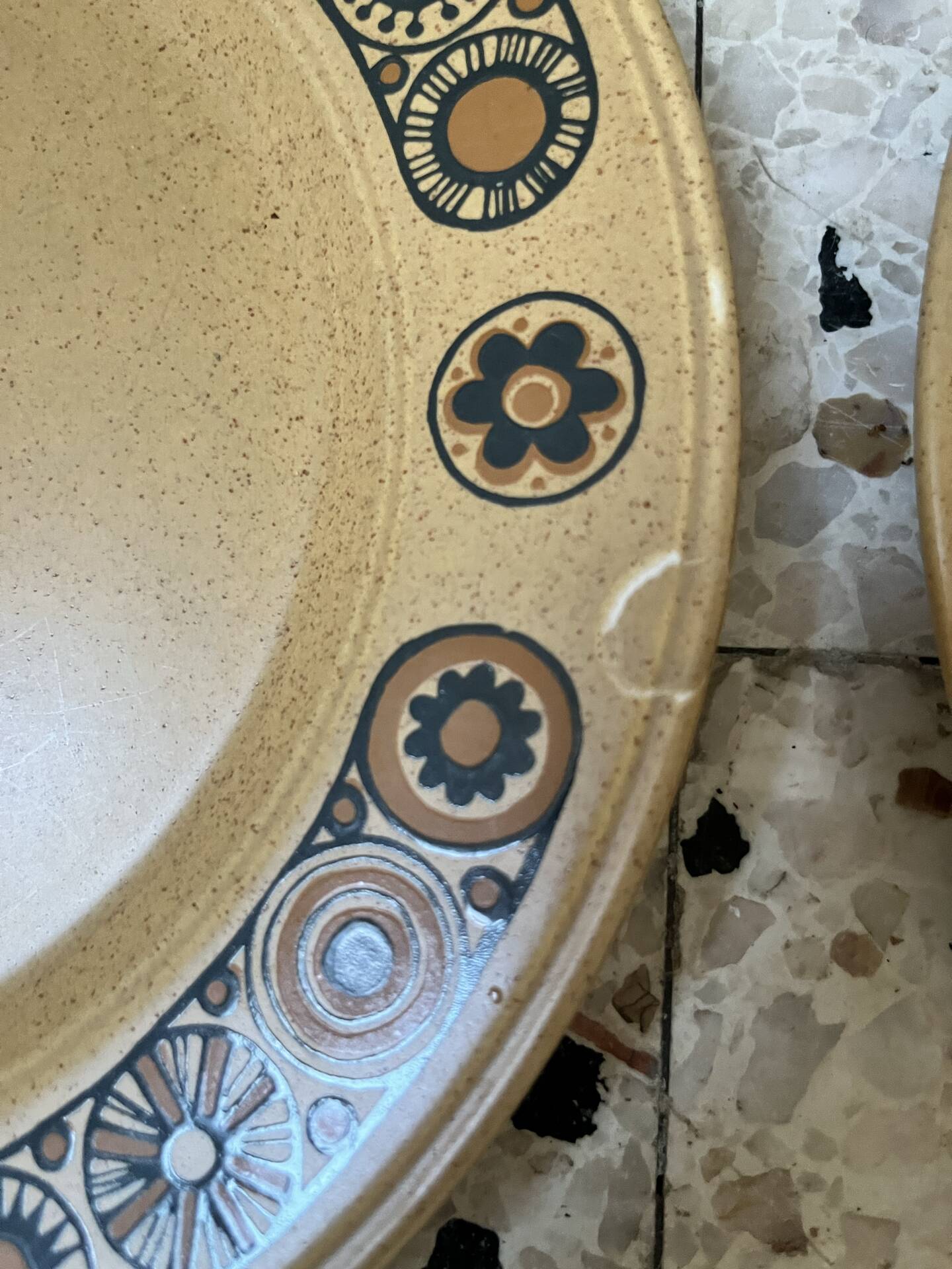 Série de 8 assiettes et 2 bols