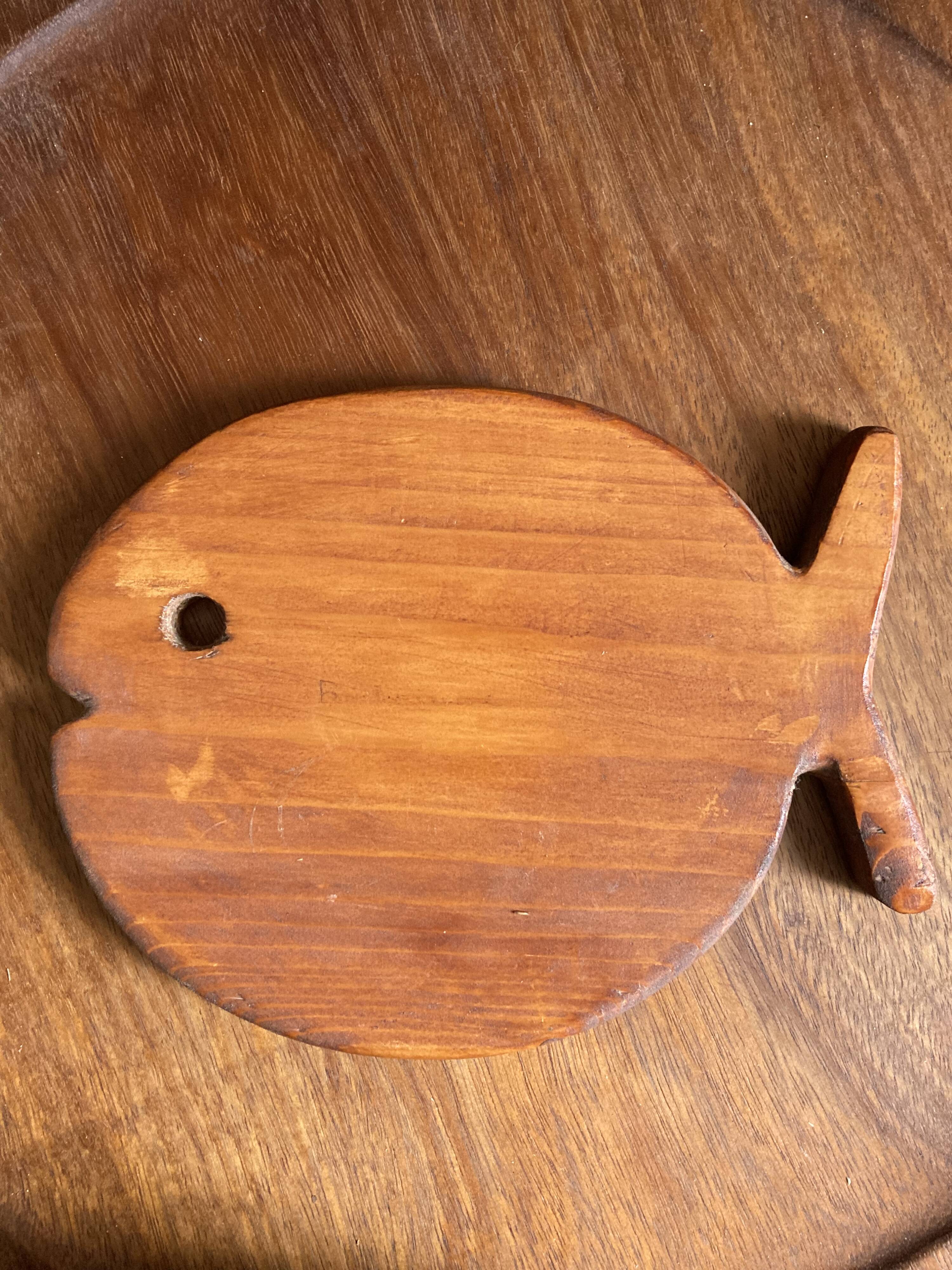 Plateau poisson en bois dessous de plat planche à découper