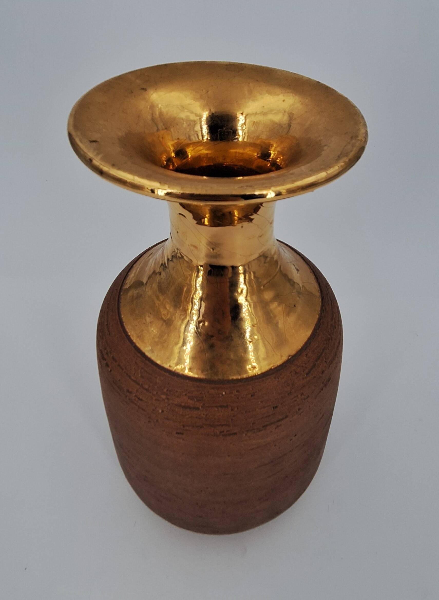 Vase in raw chamotte sandstone enameled with gold, Italy, Bitossi for Raymor, circa 1960/1970