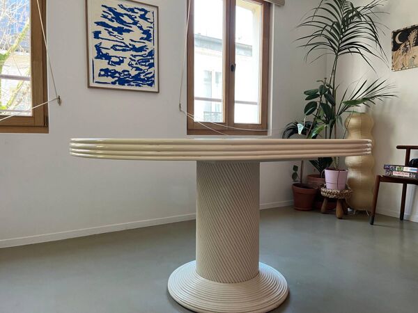 Table vintage, plateau laqué beige et pied en bambou