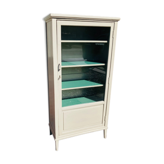 Old Walk-in Showcase with 4 boards