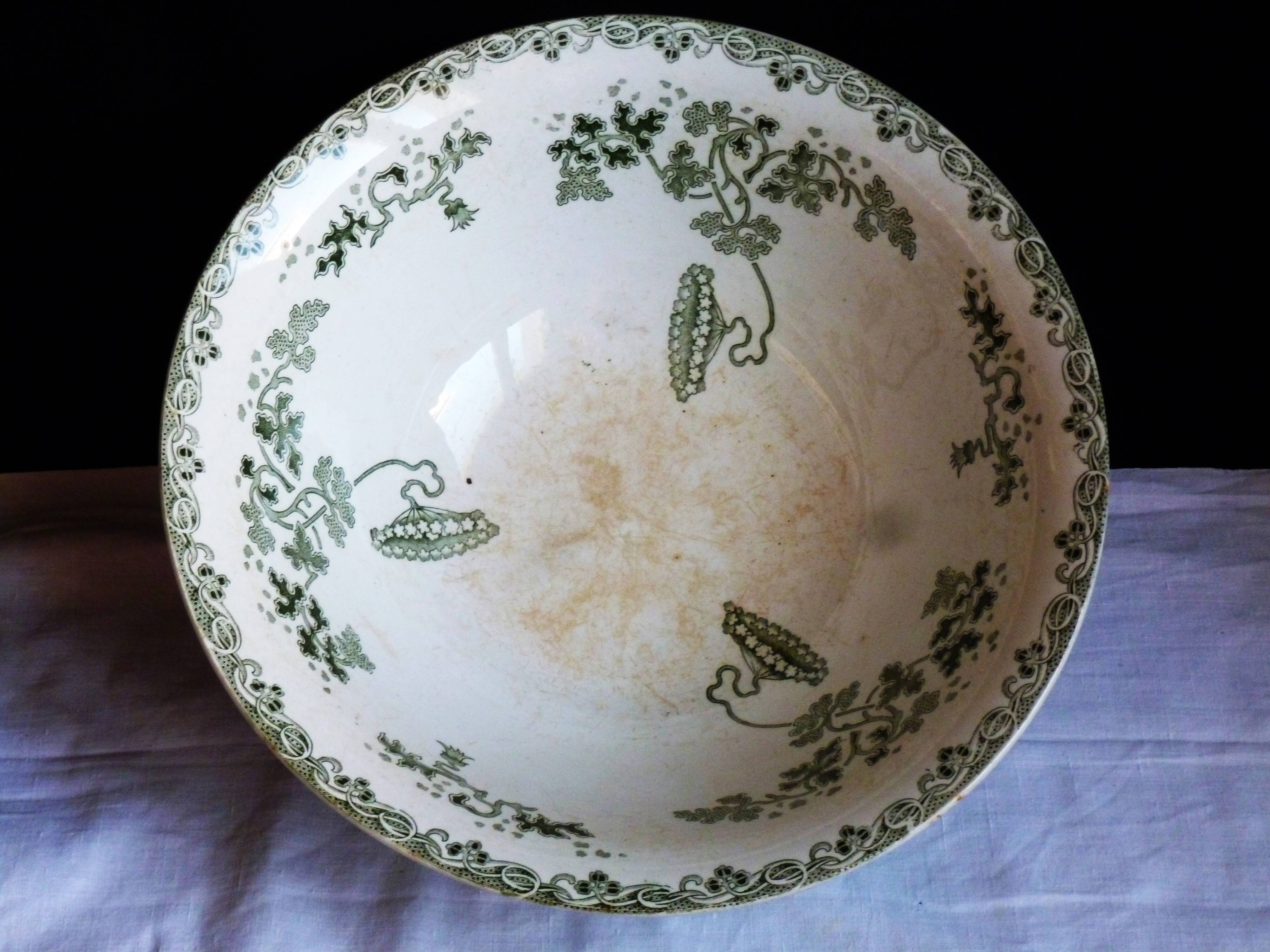 Ceramic fruit bowl, ceramic compote dish, fruit basket.
