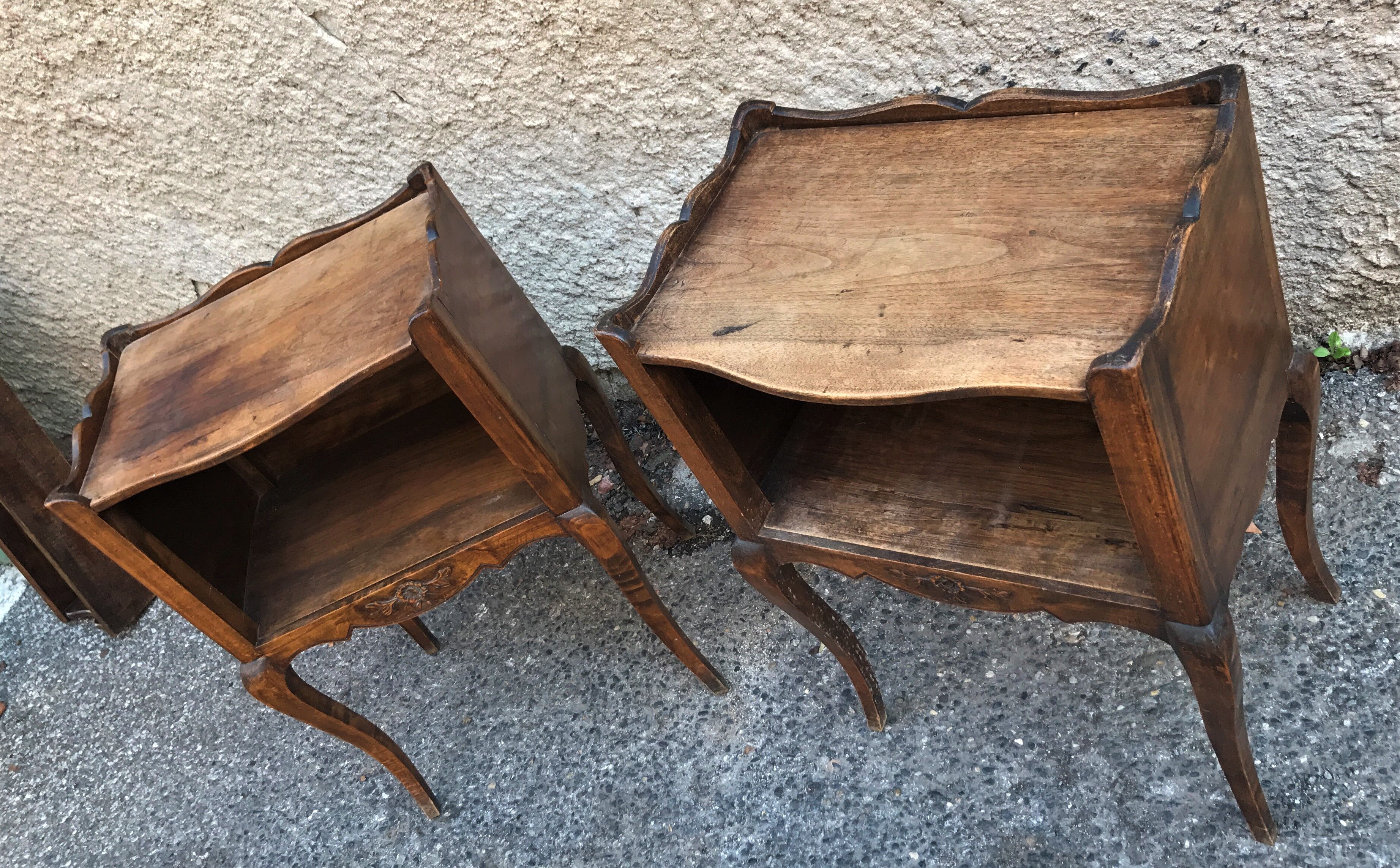 Paire de tables de chevet style Louis XV