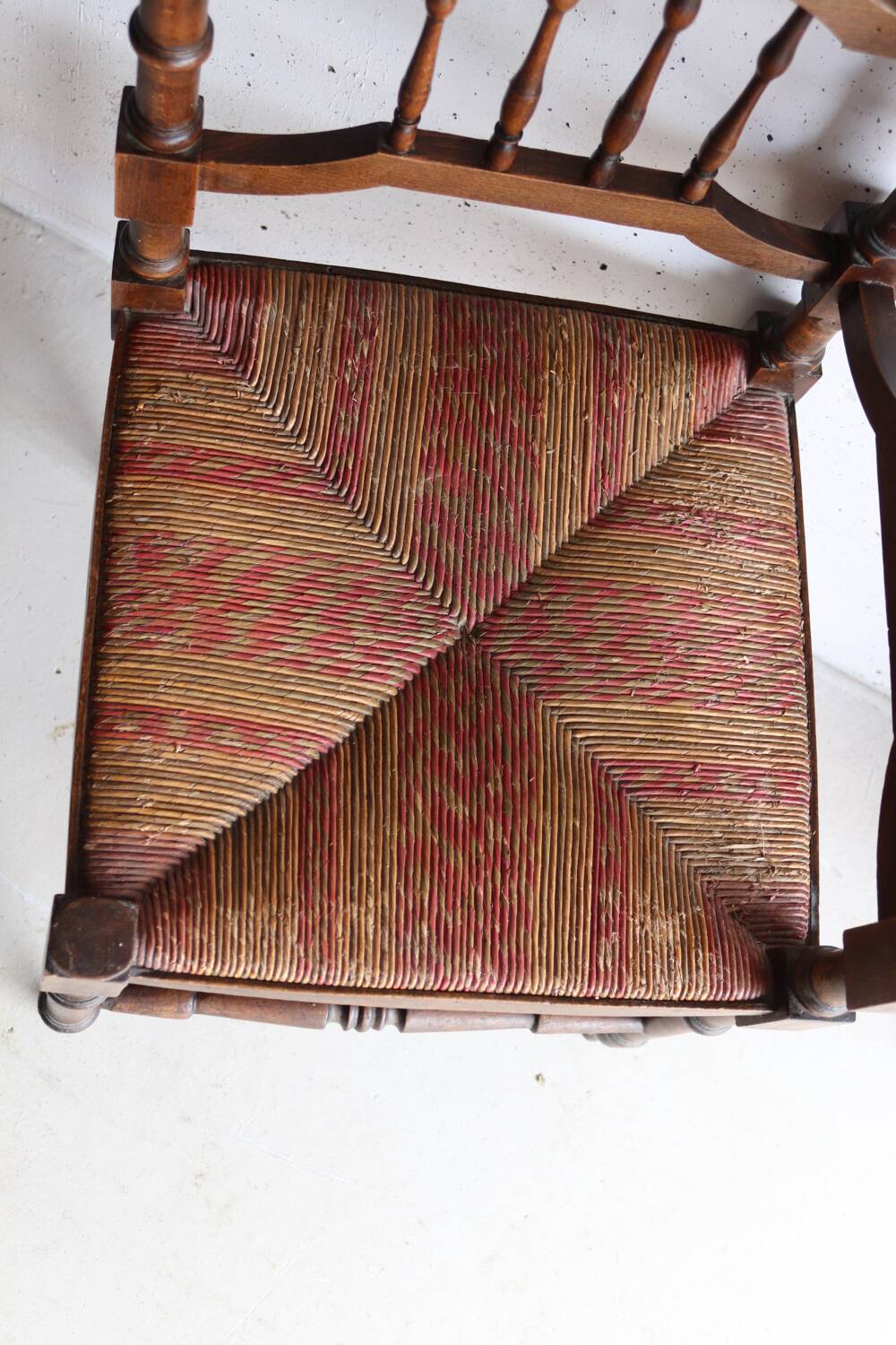 Antique corner chair "fireplace corner" in turned wood and straw.
