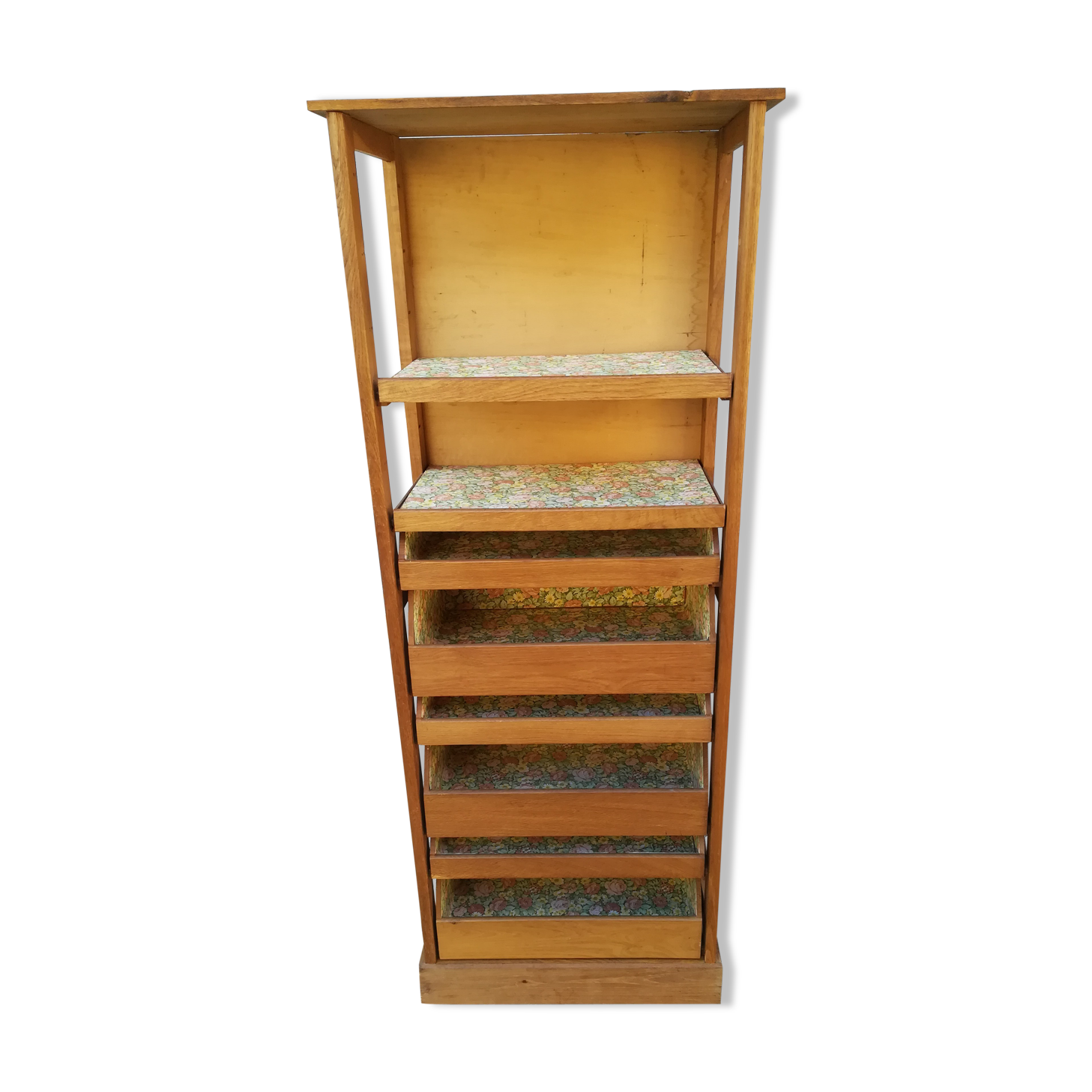 Craft furniture has drawers