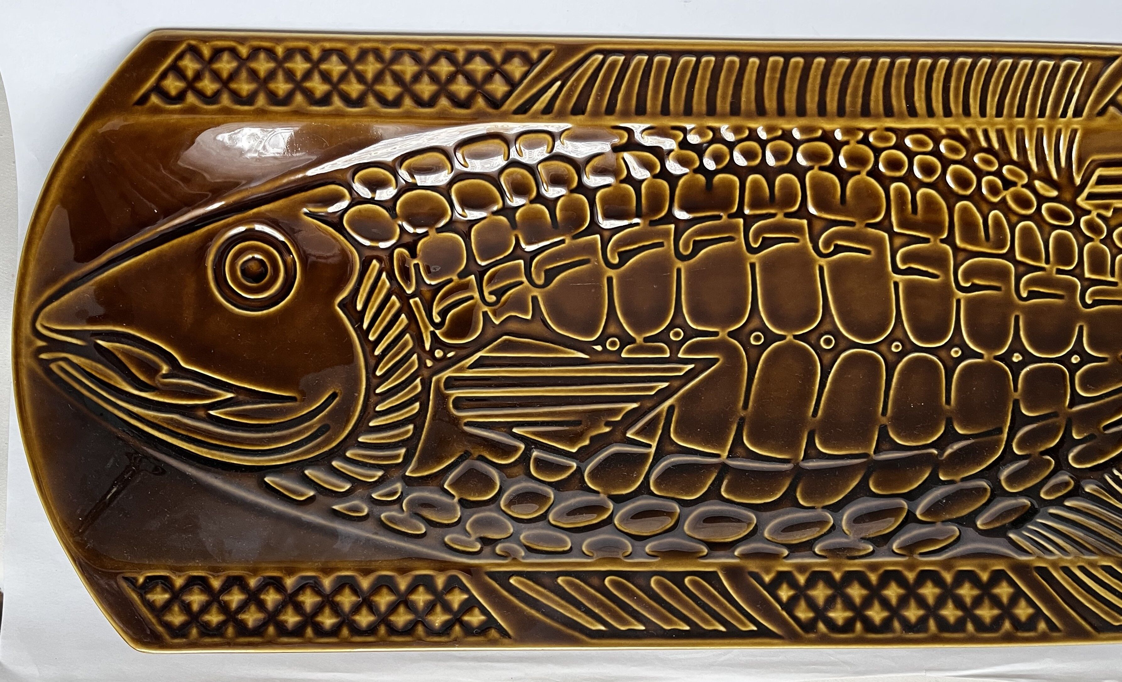 Plat à poisson en céramique