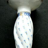 Bougeoir en porcelaine de Limoges forme fleur décorée d'un semis de fleurettes