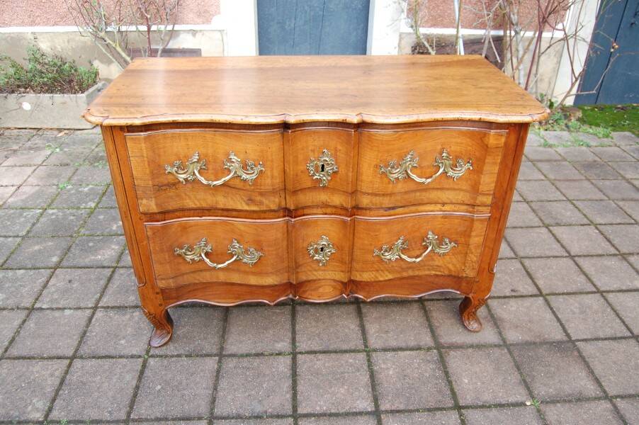 commode arbaléte d époque louis XV en noyer du 18e siécle
