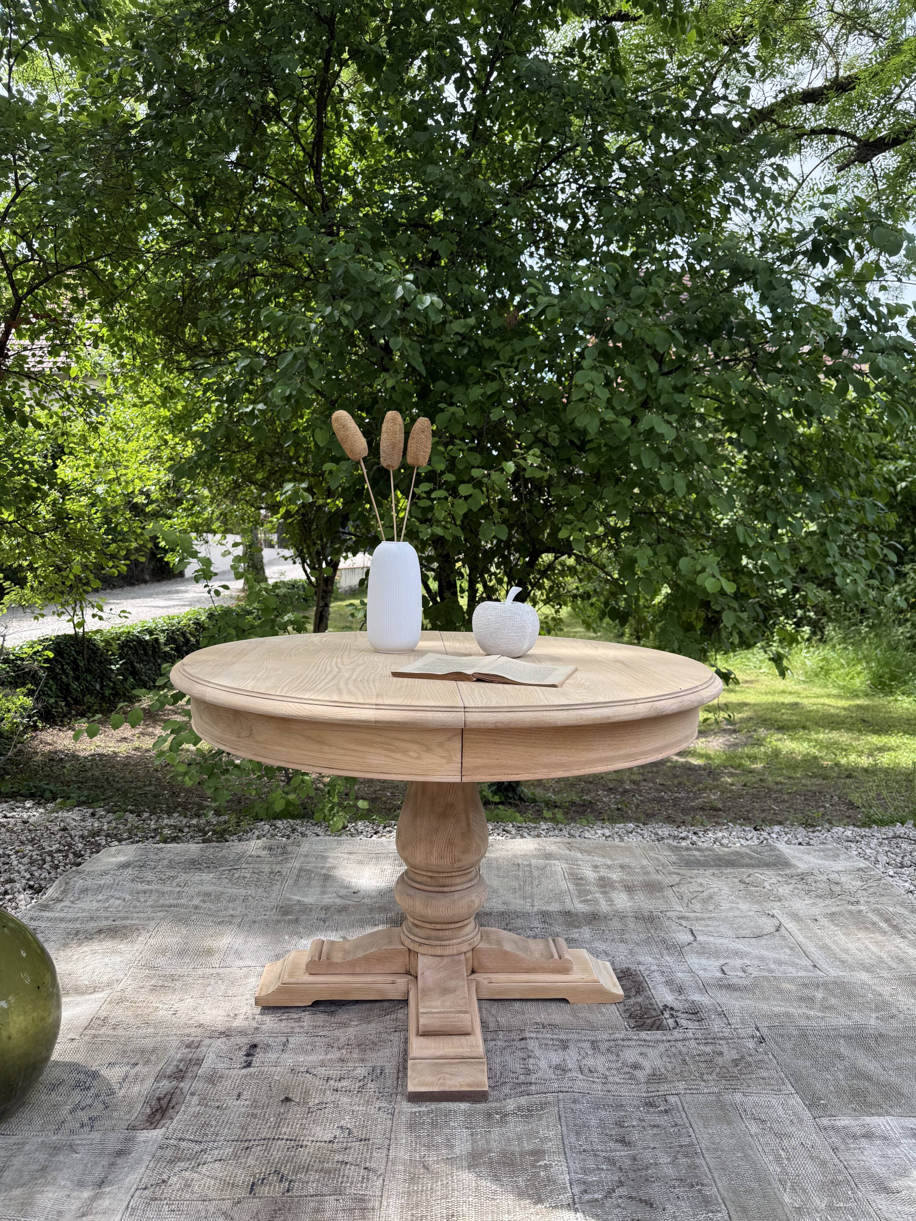 Extendable round table made of solid oak