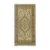 Tapis beige oriental rustique fait à la main des années 1960 115 cm x 222 cm