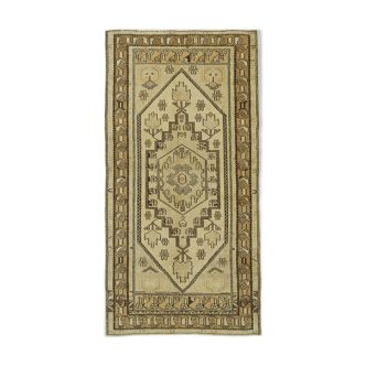 Tapis beige oriental rustique fait à la main des années 1960 115 cm x 222 cm