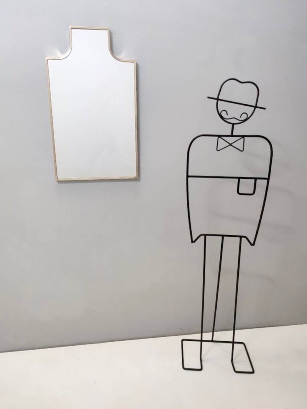 Miroir mural en forme de bouclier avec cadre en laiton, Italie