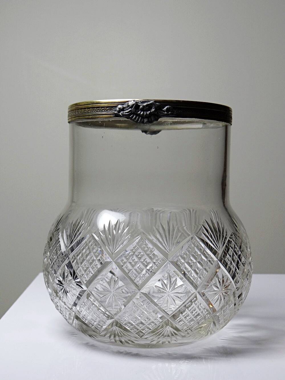 Ancien pot à biscuits style cristal taillé et métal