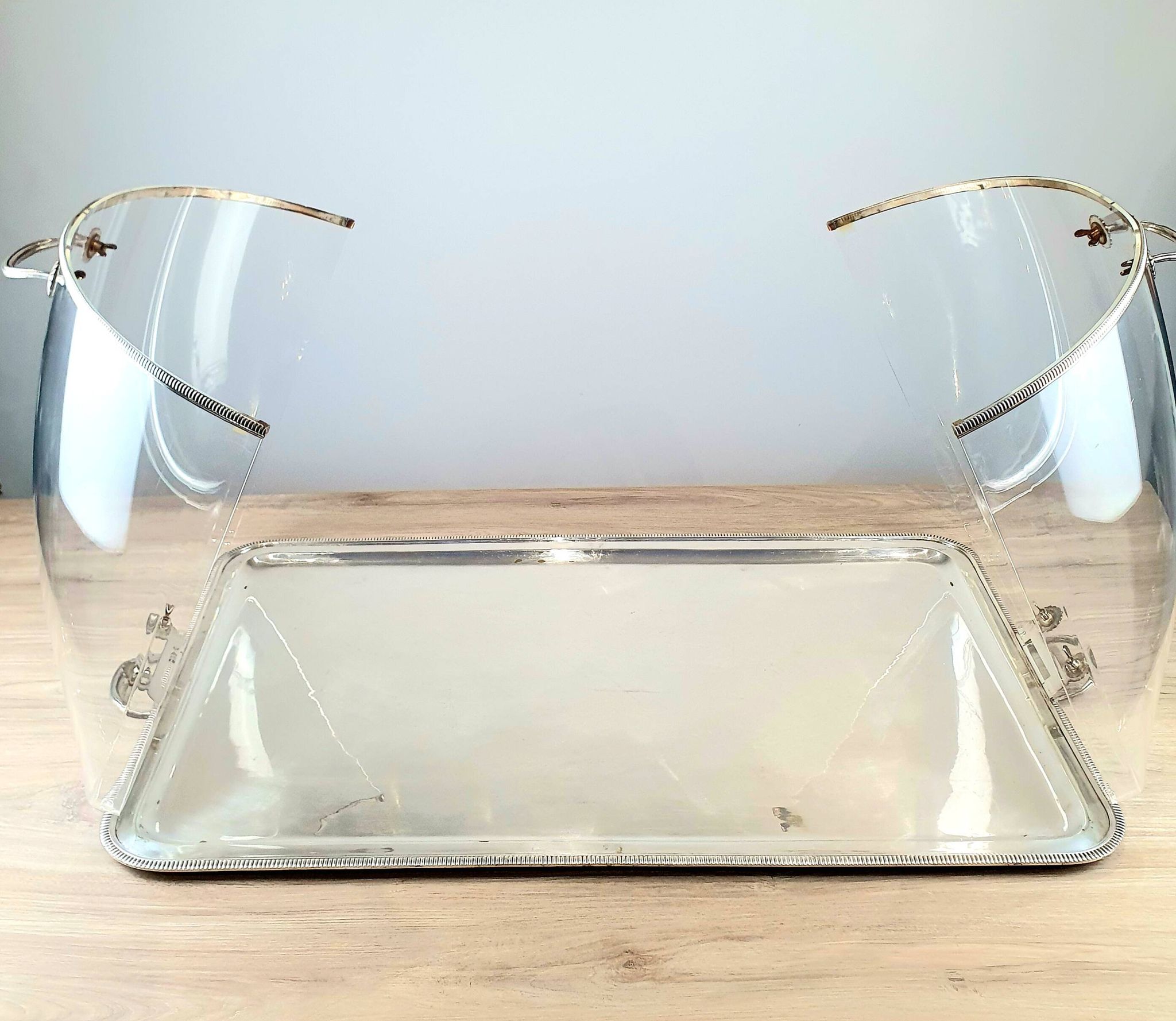 Large serving platter with lid, in silver metal.