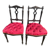 Paire de chaises laquées en noir, garniture capiton pourpre