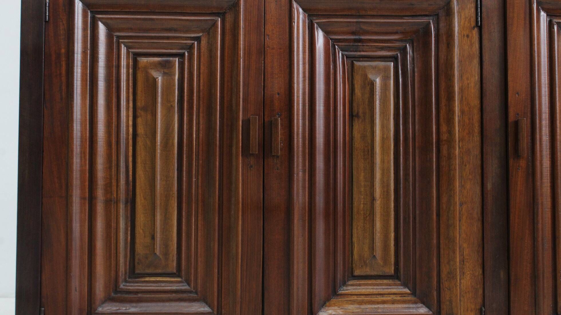 Buffet brutaliste espagnol en bois massif sculpté