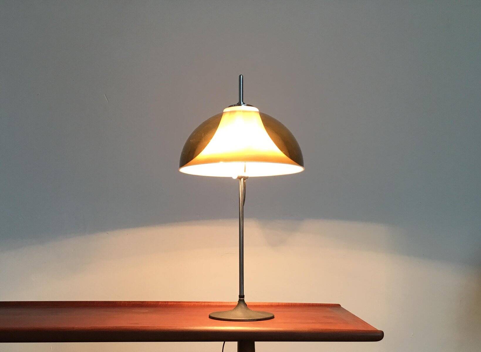 Floor lamp in metal and plastic by Gino Sarfatti for Gepo, 1970s.