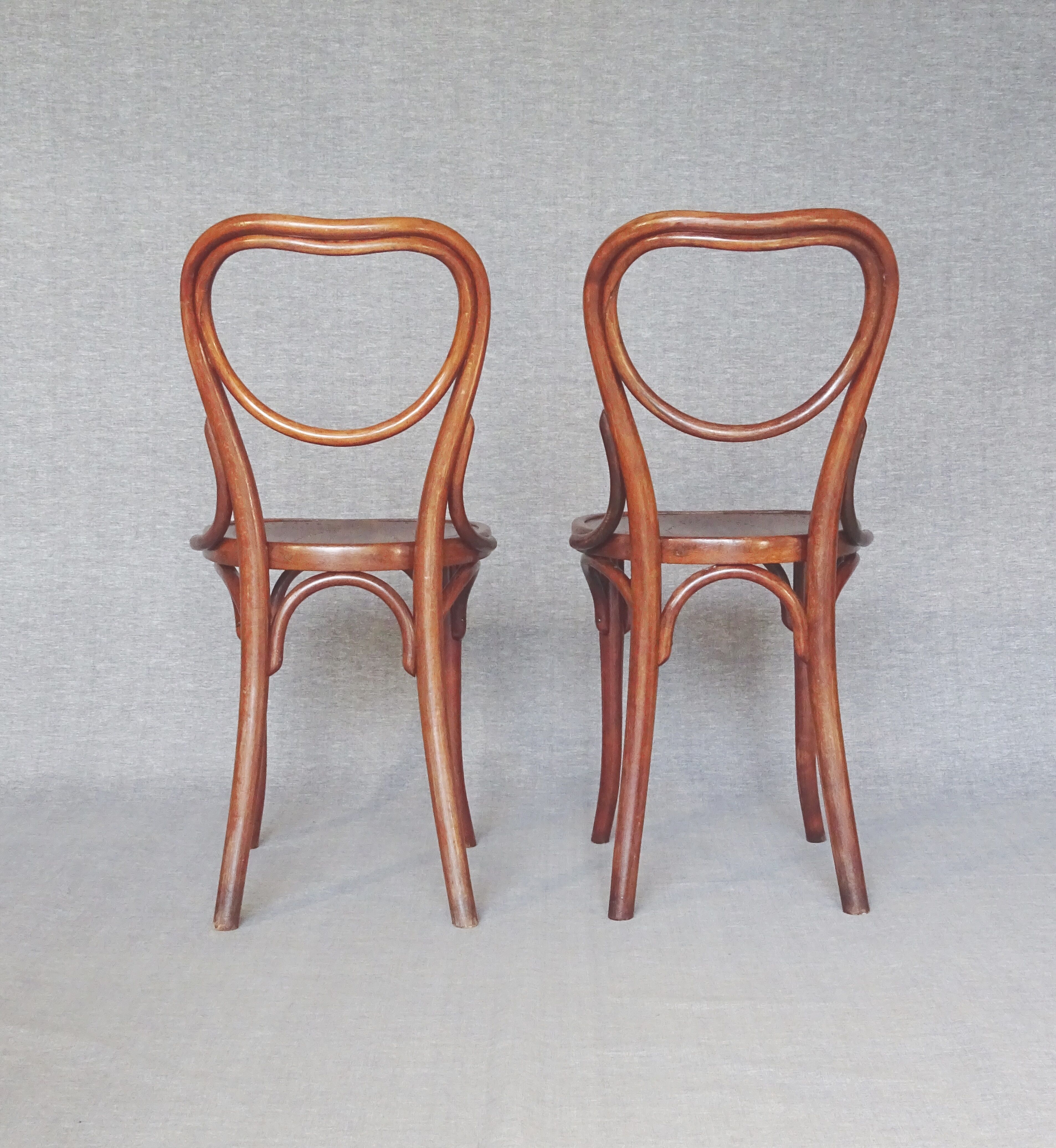 Set of two chairs Thonet n°28 heart, perforated wood seat -1903