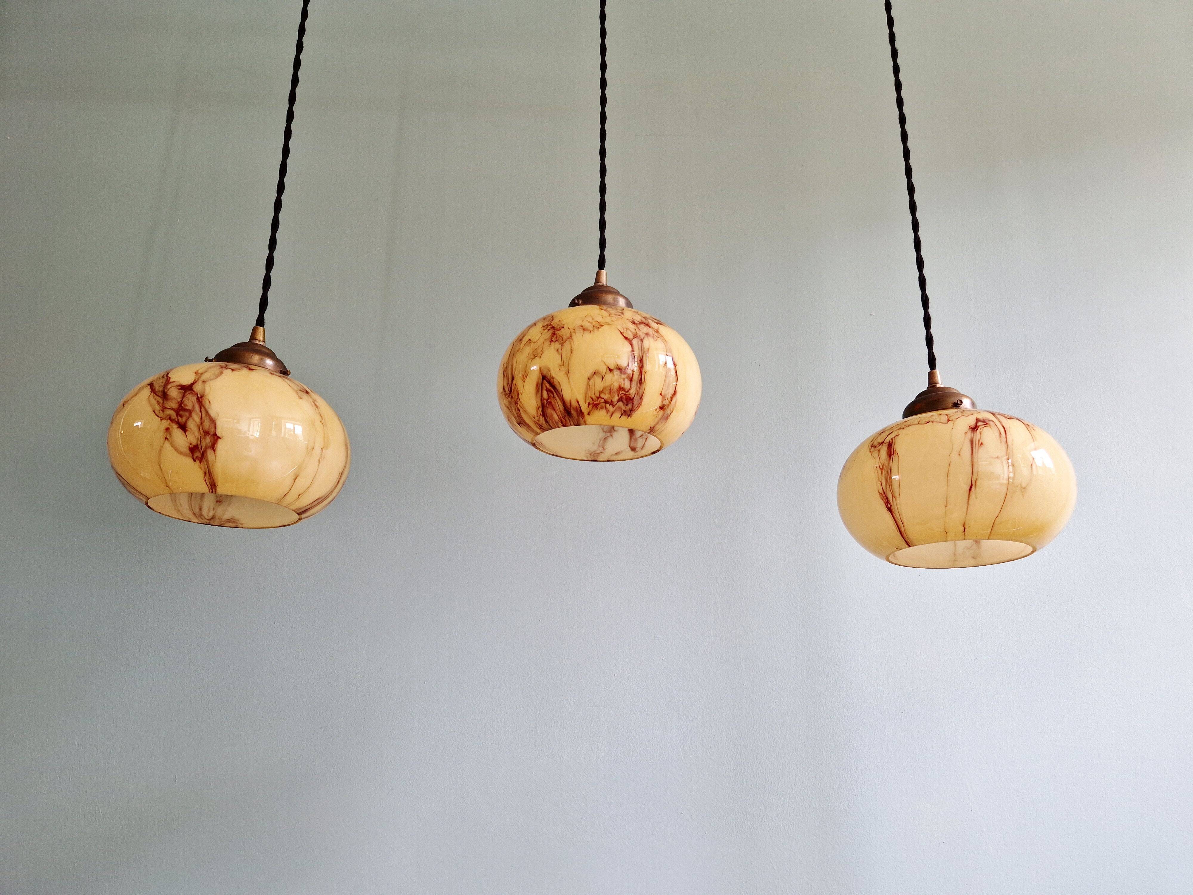 Trio de suspensions art déco en opaline marbrée, Scailmont, 1920-30