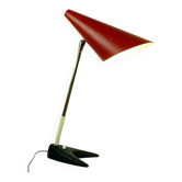 Lampe de table en laiton et fer rouge autrichien du milieu du siècle par J.T. Kalmar