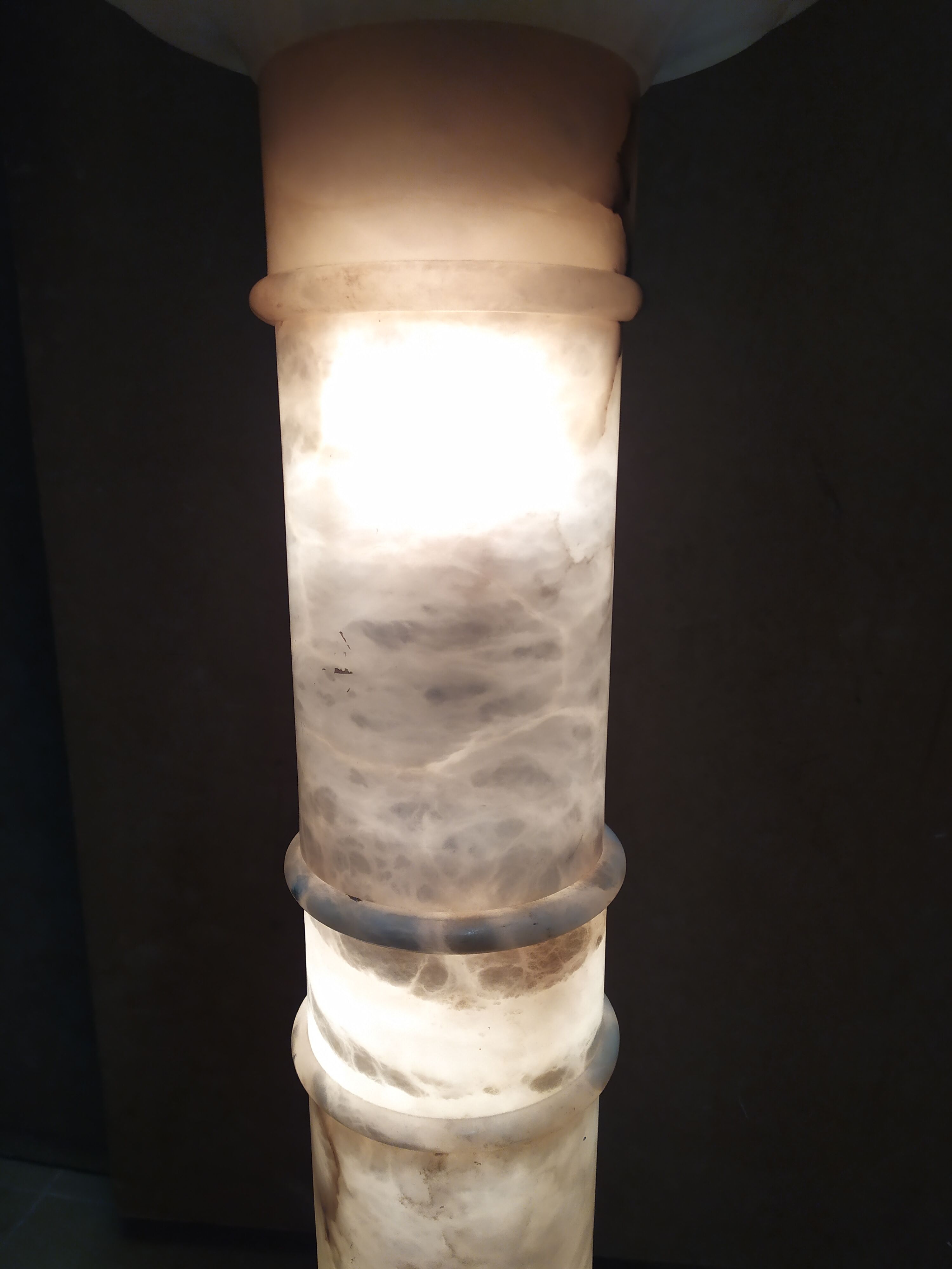 Column in bright alabaster 87 cm 3 fires