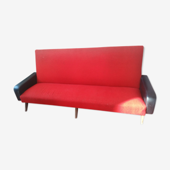 Canapé vintage rouge et sky noir