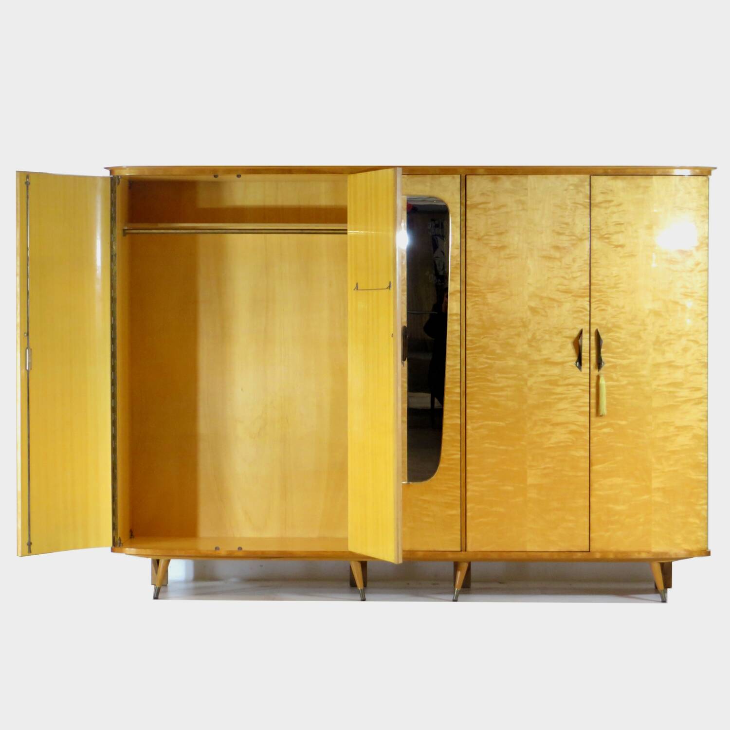 Grande armoire moderne à 5 portes du milieu du siècle en érable flammé, années 1950