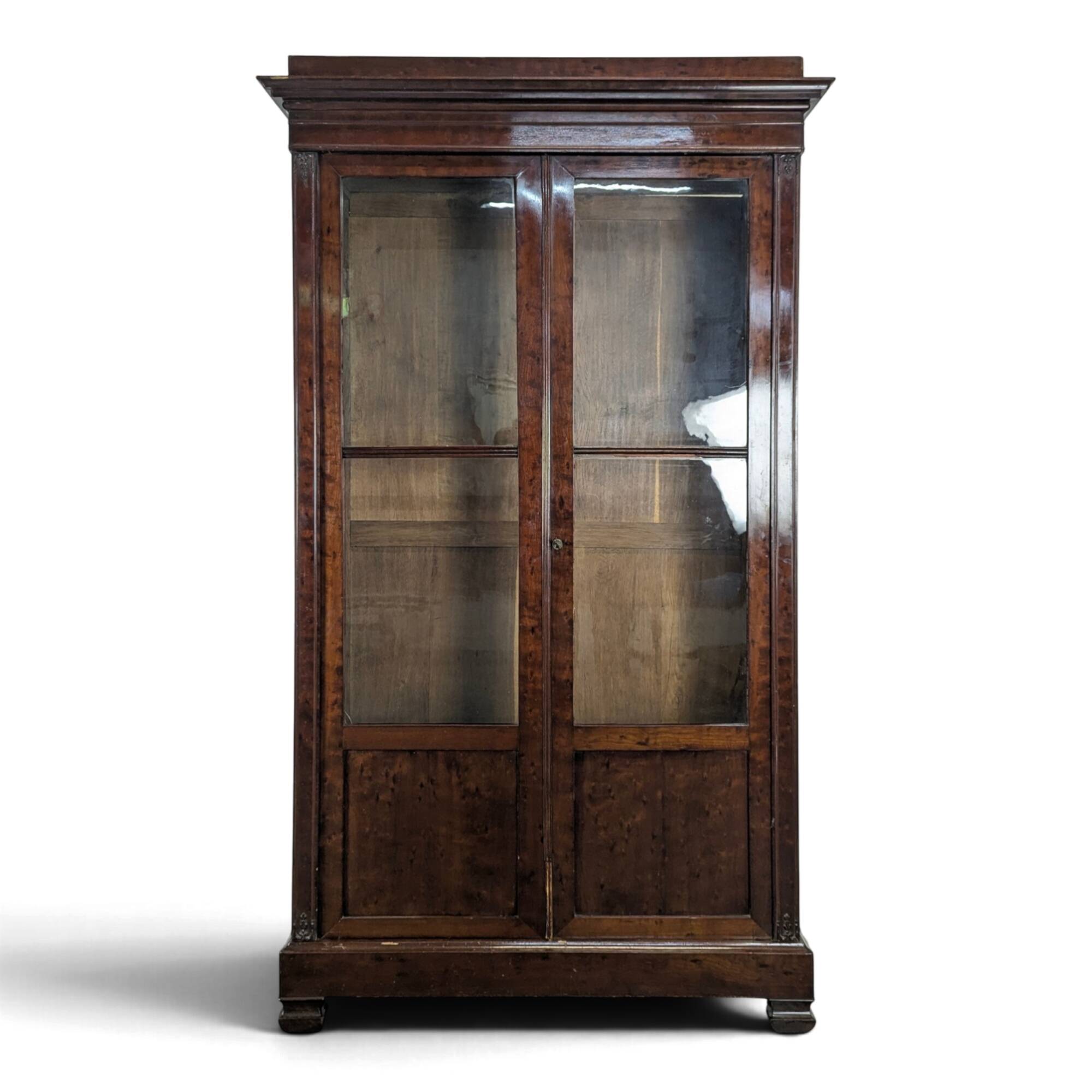 Vitrine Louis-Philippe en acajou à deux portes vitrées