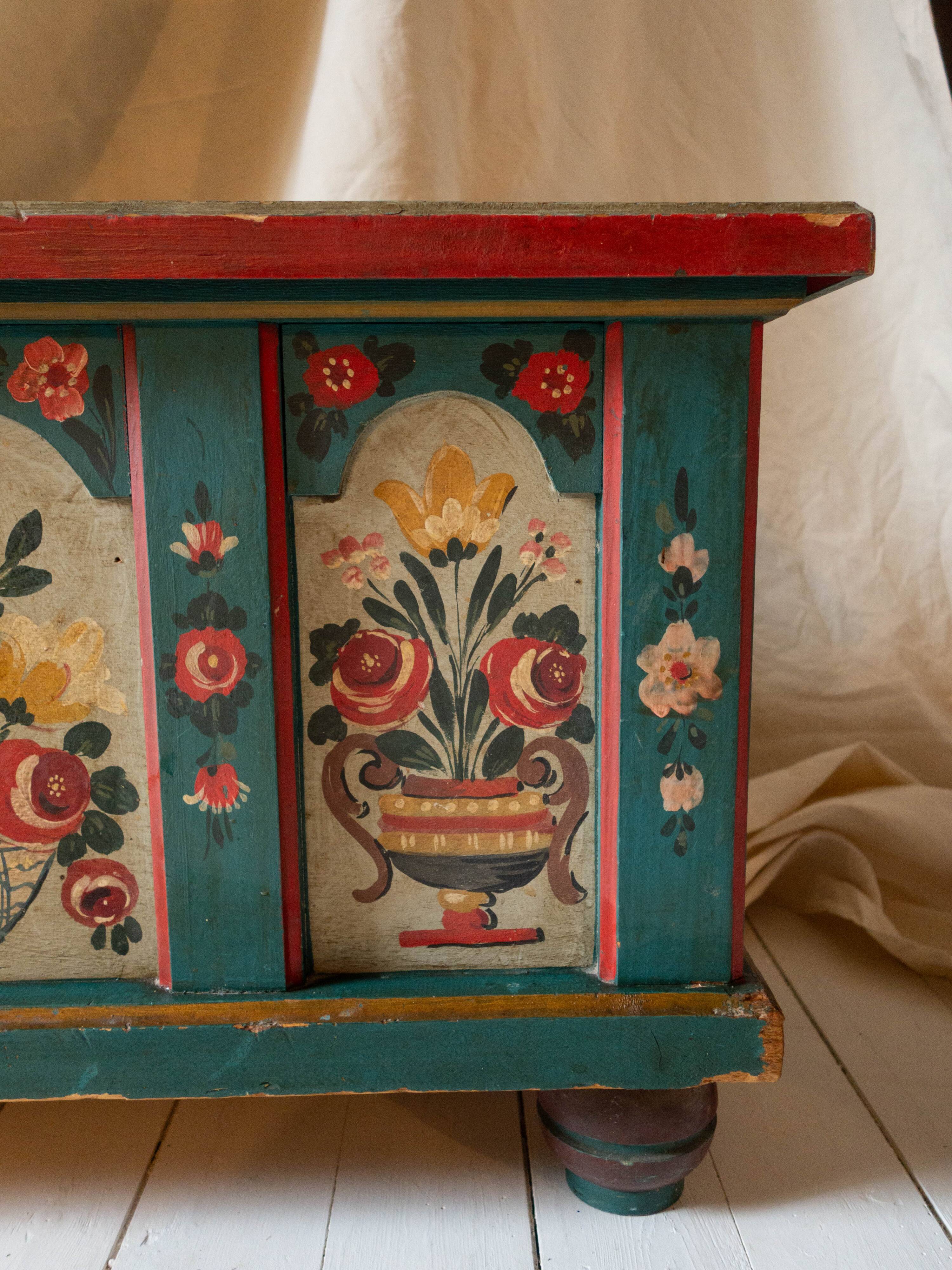 Banc-coffre vintage en bois peint, art populaire
