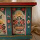 Banc-coffre vintage en bois peint, art populaire