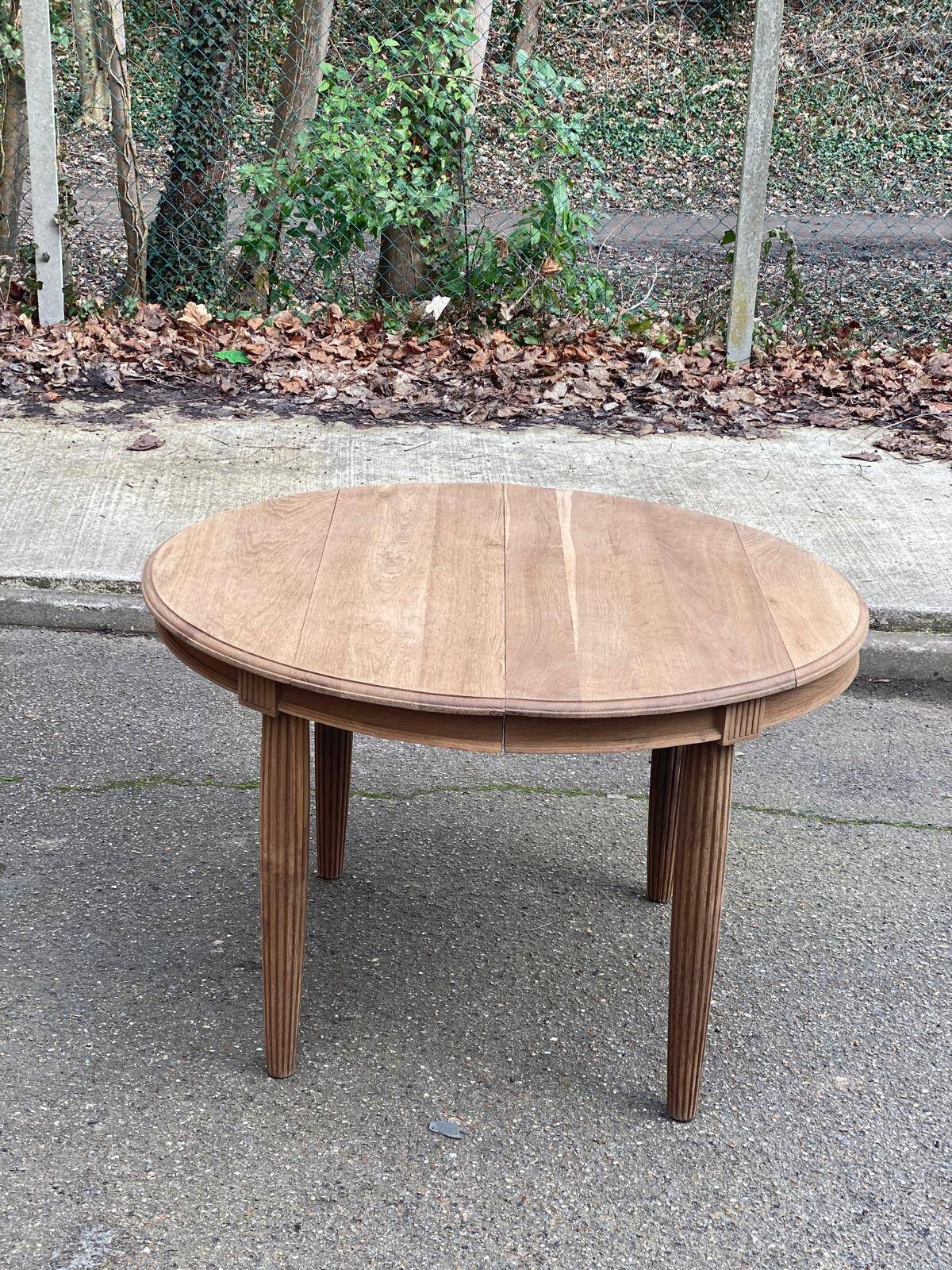 Renovated round Art Deco dining table, extendable, made of solid oak, 210cm.