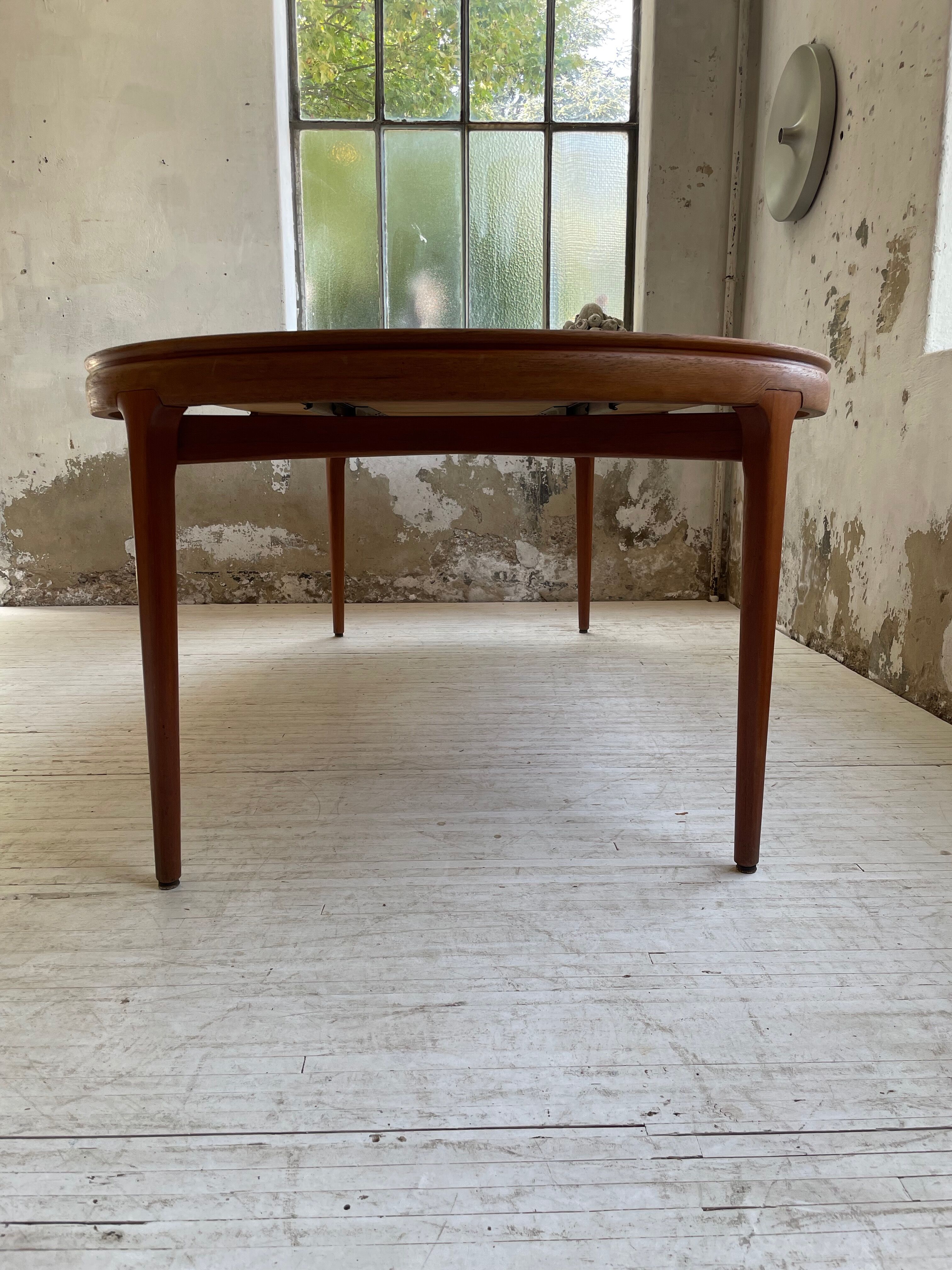 Round table 120-230 cm scandinavian samcom arne hovmand olsen
