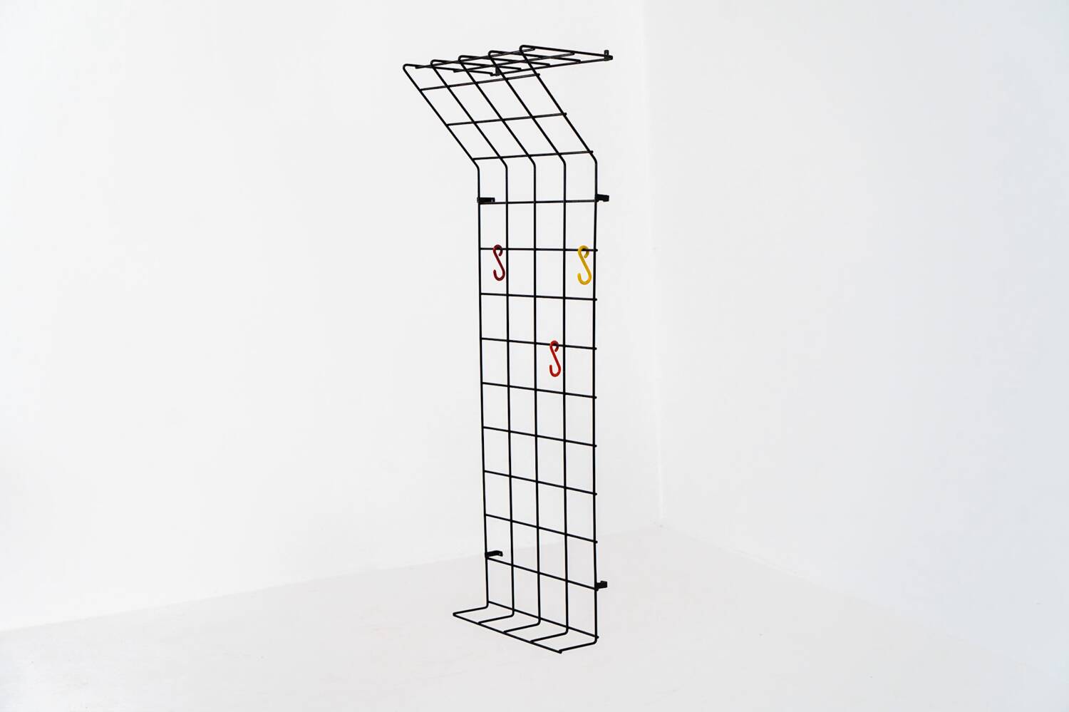 Porte-manteau mural en fil métallique par Karl Fichtel pour Drahtwerke Erlau (Allemagne, années 1950).