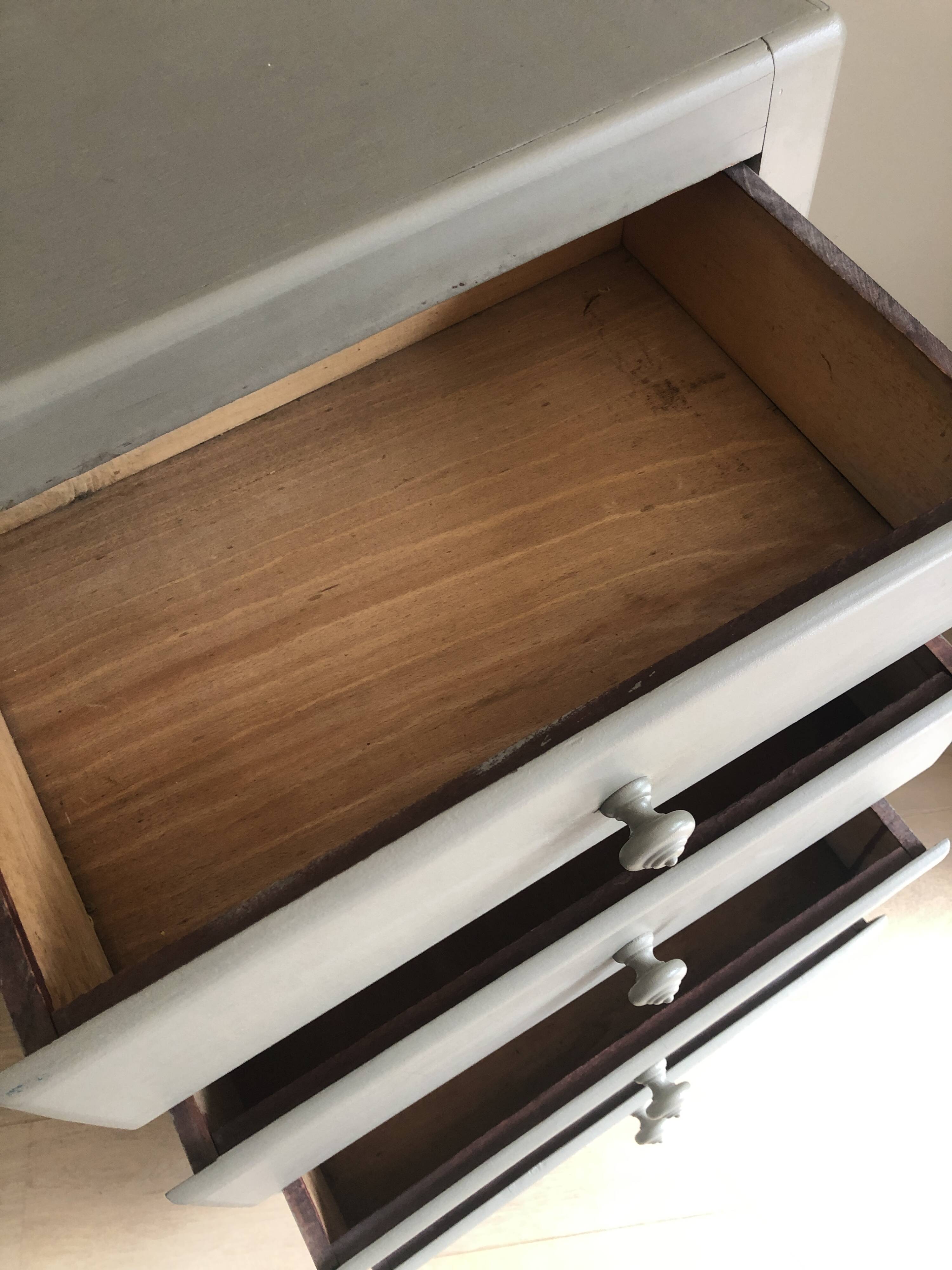 Vintage chest of drawers in painted wood