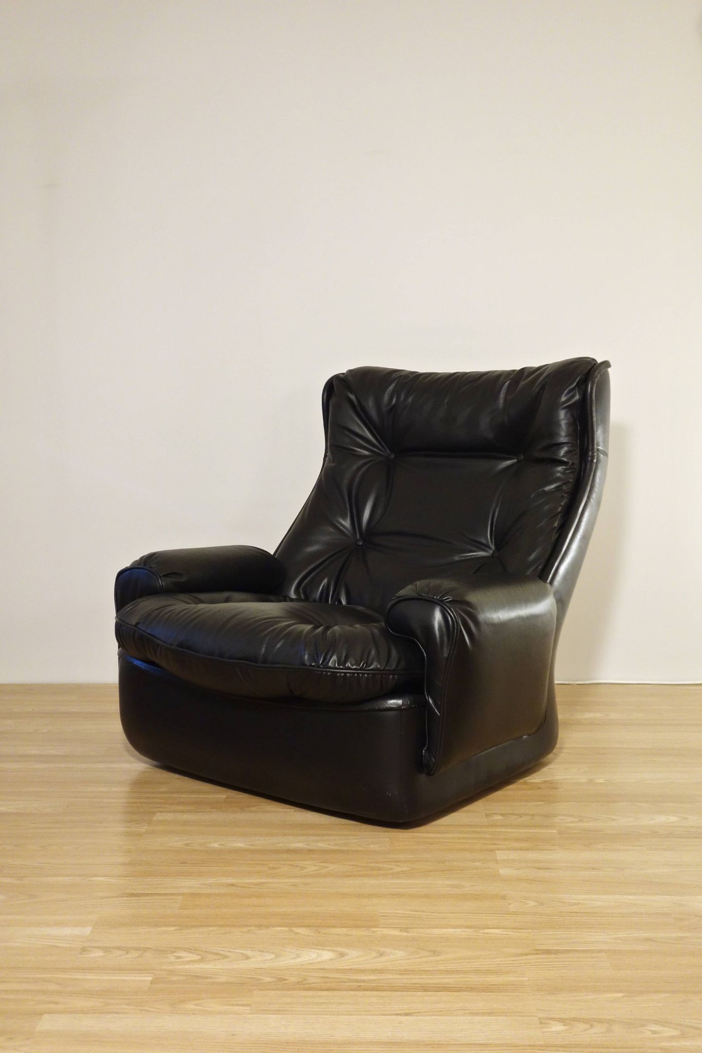 Orchidée leather armchair by Michel Cadestin for Airborne, France 1970's
