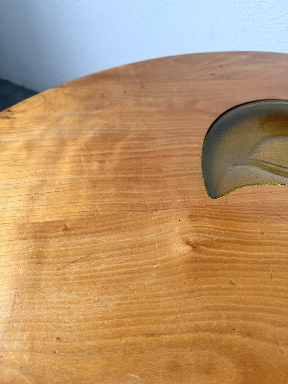 Tables basses en orme formant une goutte