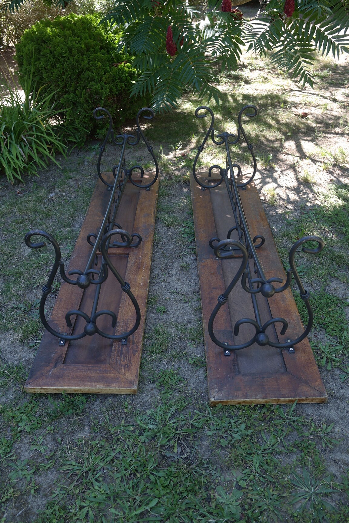 Pairs of benches in light wood and tubular metal