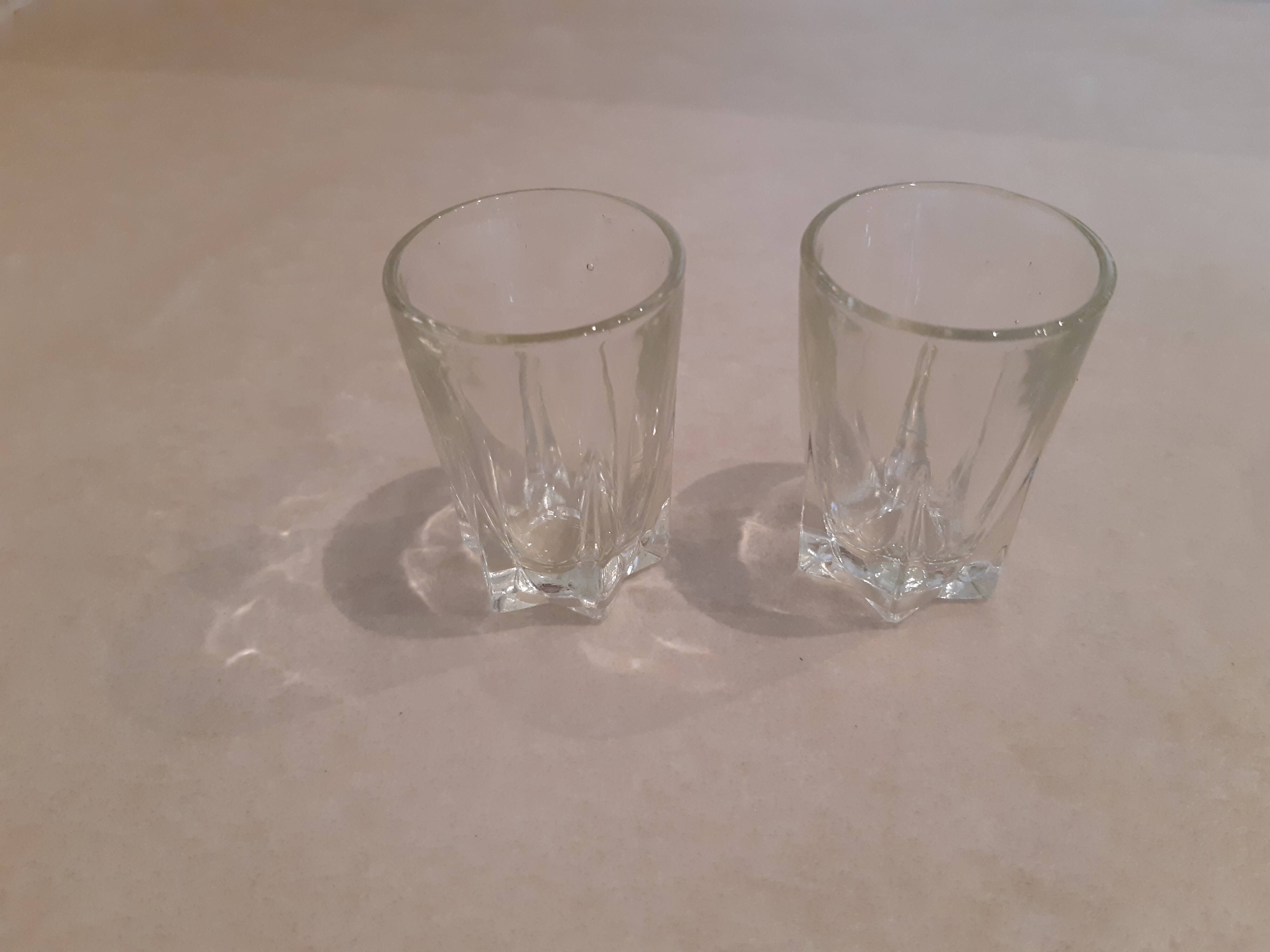 Lot de 21 petits verres dépareillés.