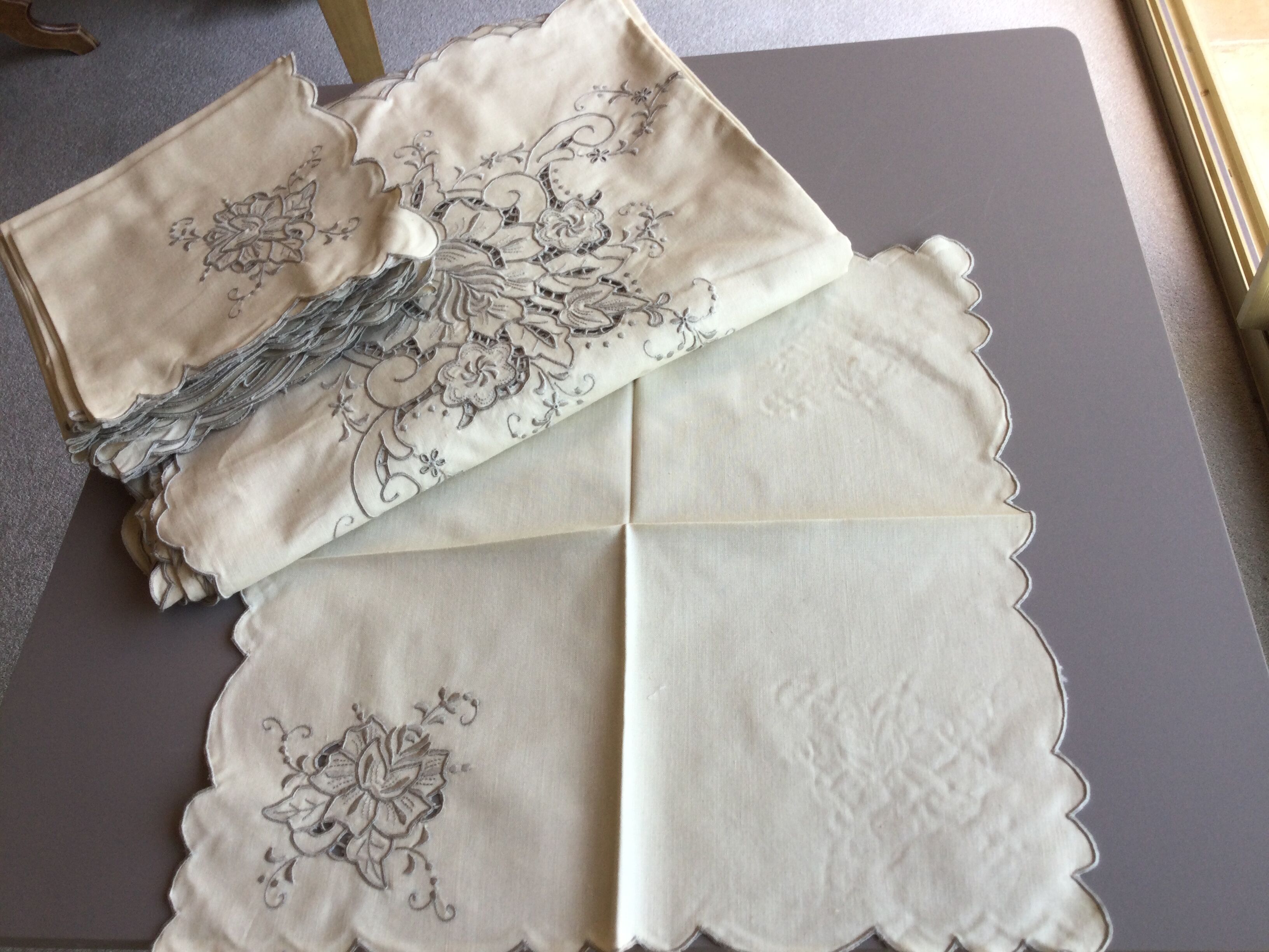 Embroidered antique tablecloth + 12 matching towels