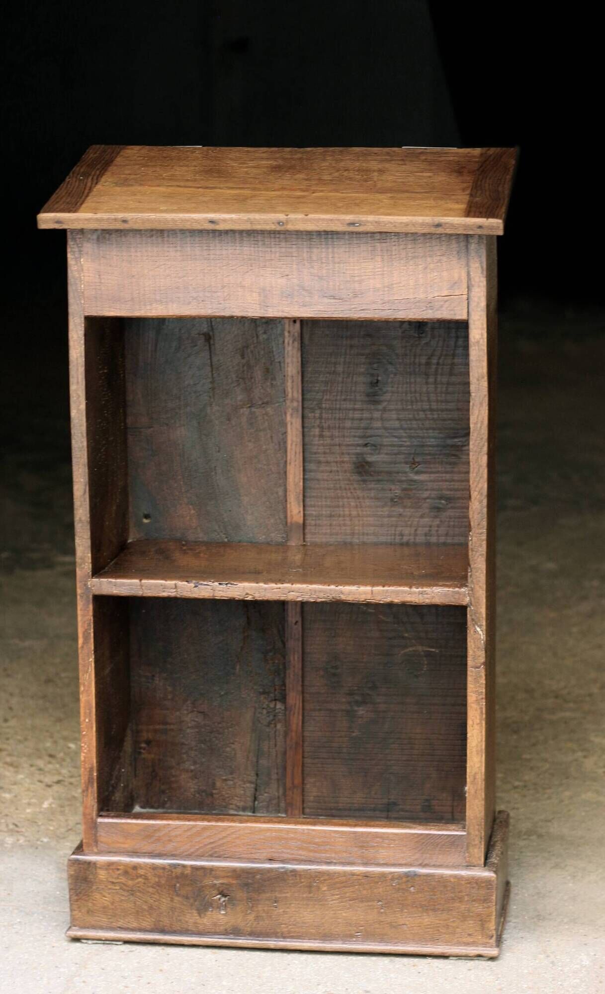 Petite bibliothèque (bibus) de monastère. En partie 18eme