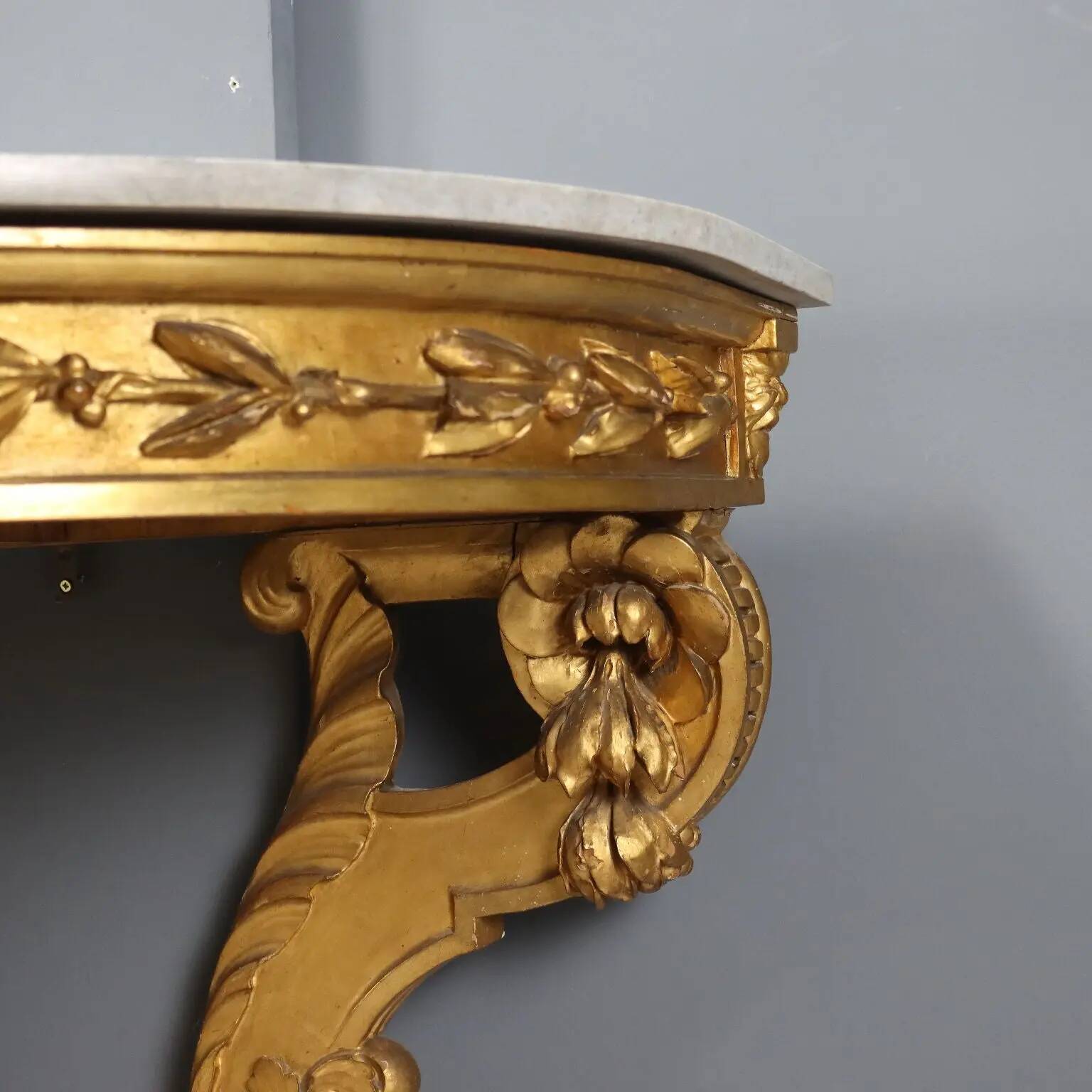 Console ancienne en bois sculpté avec décorations, Italie, XIXe siècle
