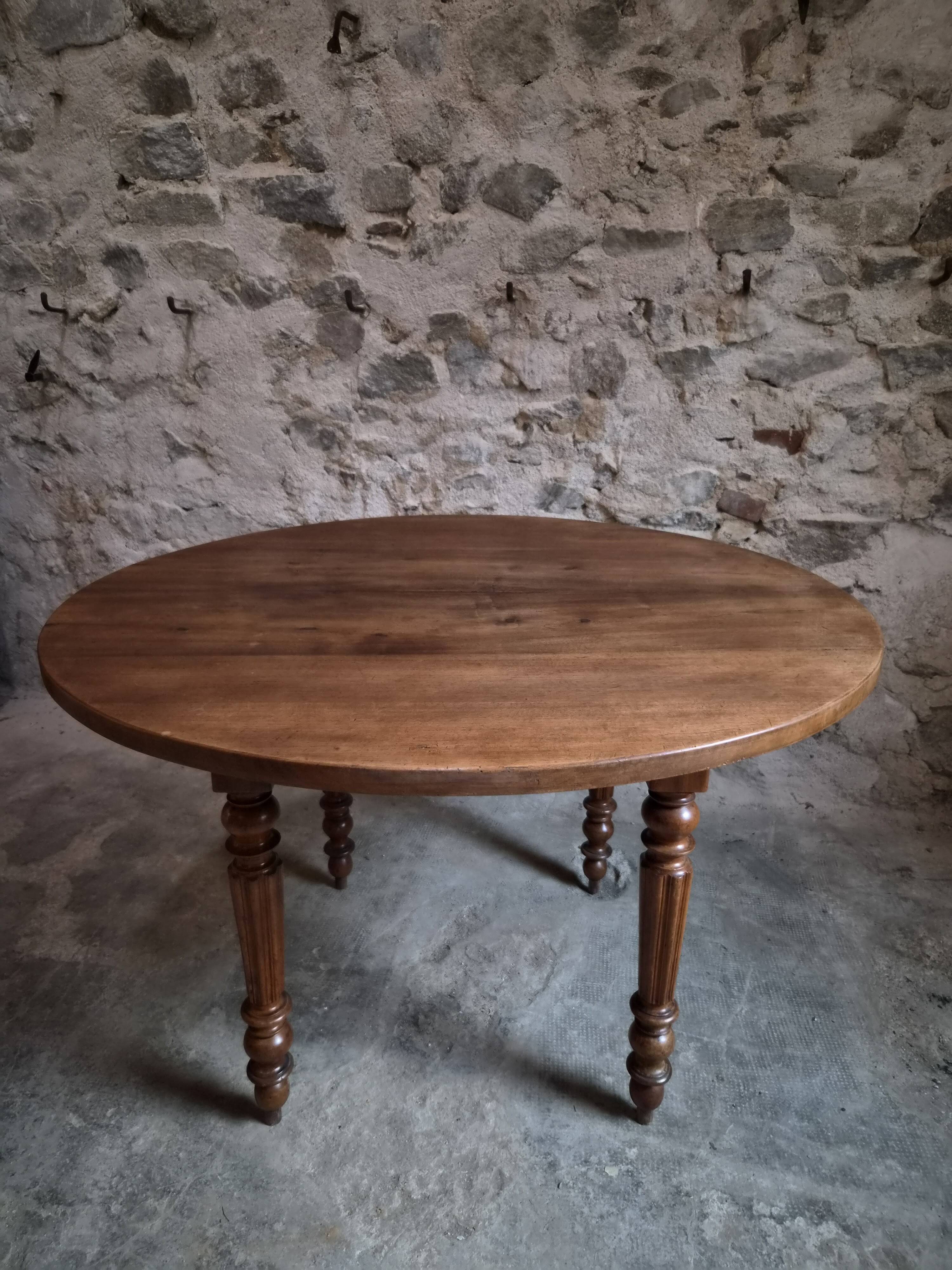 French antique round dining table in walnut, circa 1880–1900.