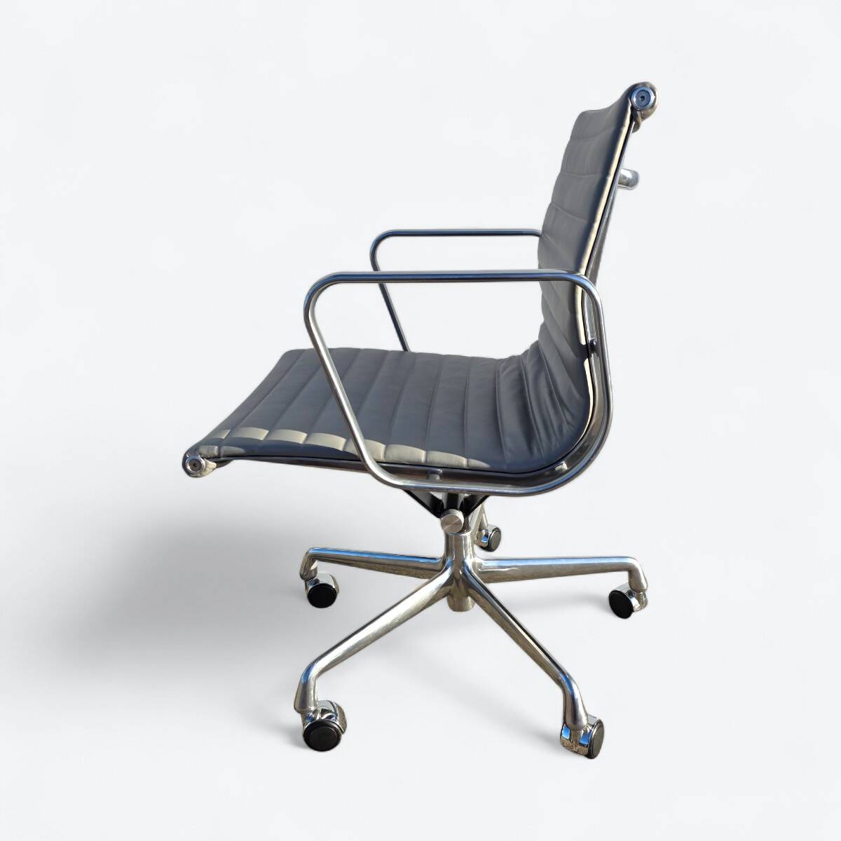 Light Grey Herman Miller Original Eames EA335 Desk Aluminium Chair