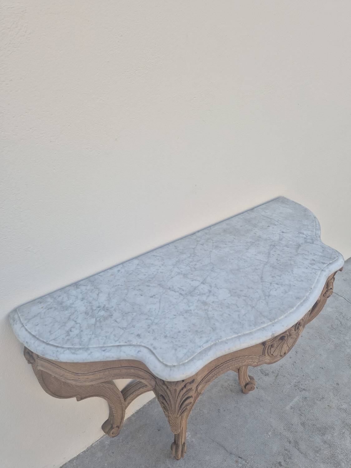 Louis XV curved console in solid oak, 18th century, decorated